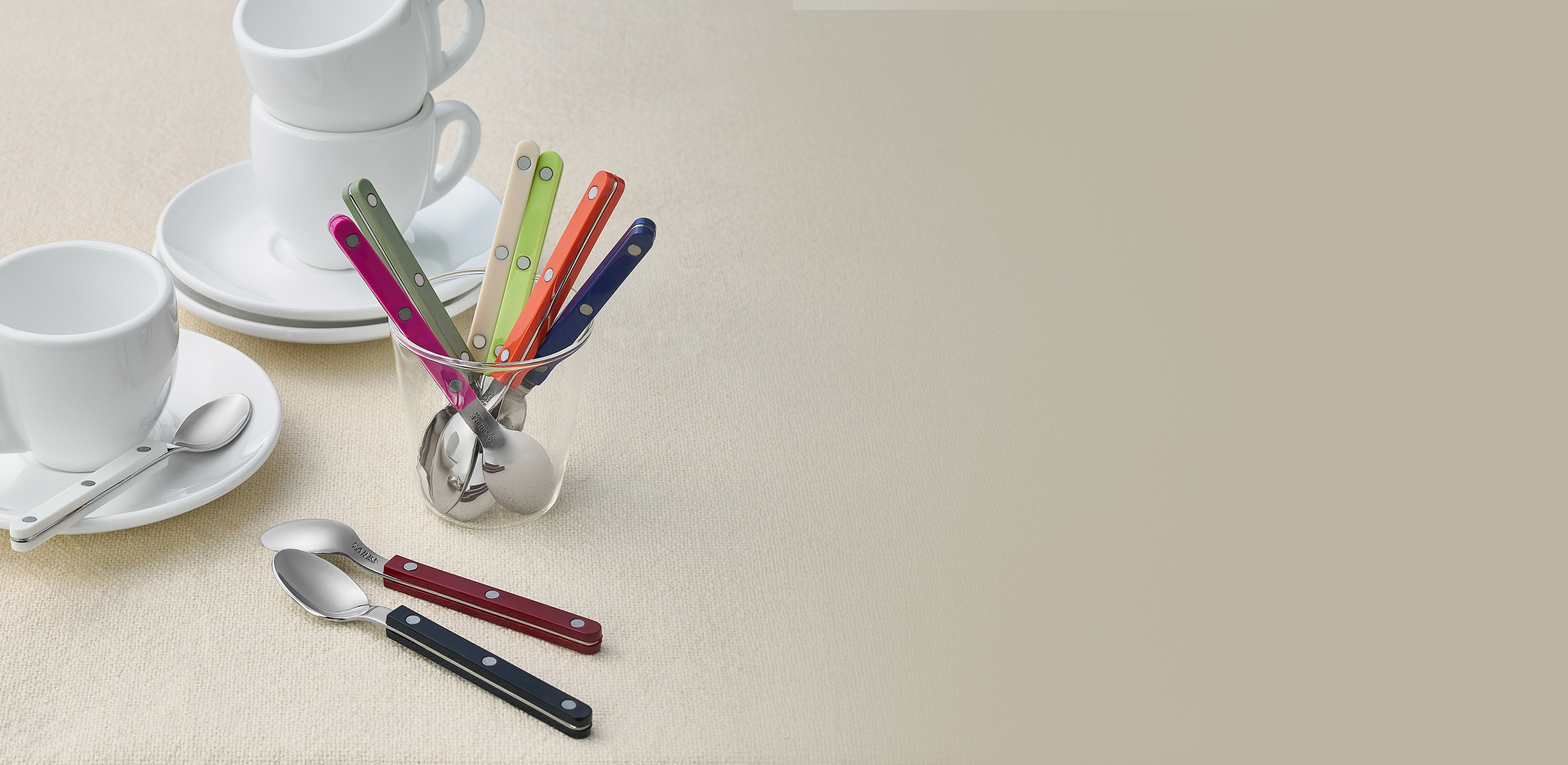 파리를 담은 커트러리
사브르