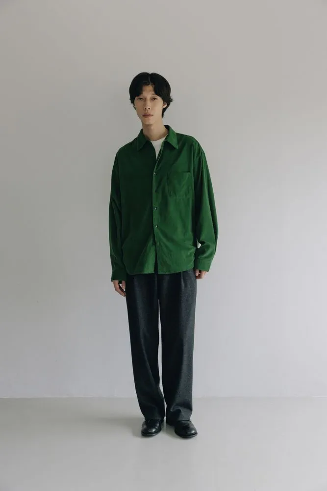 한 벌의 셔츠가 만드는 균형과 질서