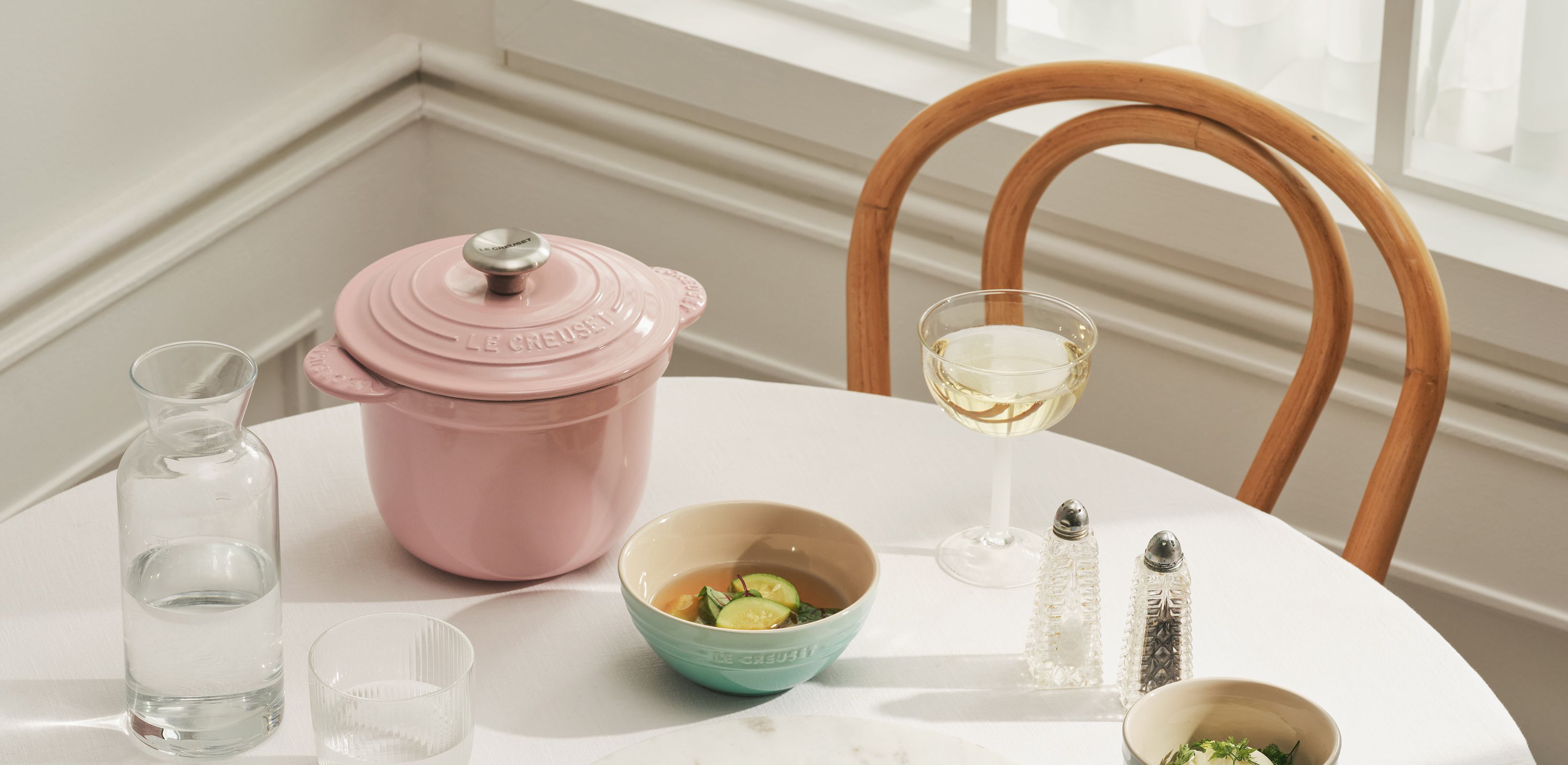 식탁 위  화사함