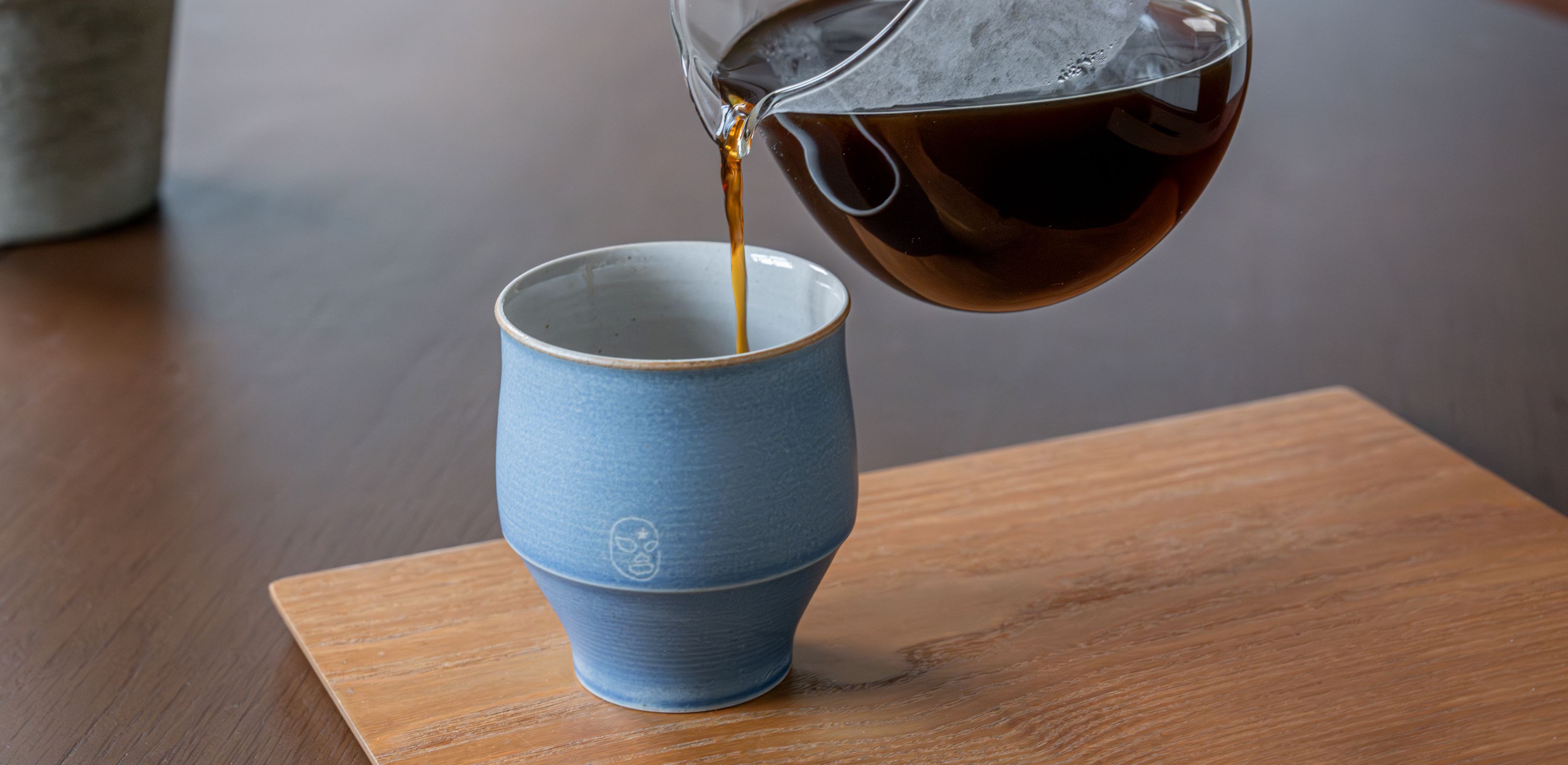 흙의 온기와 커피가 만나는 순간