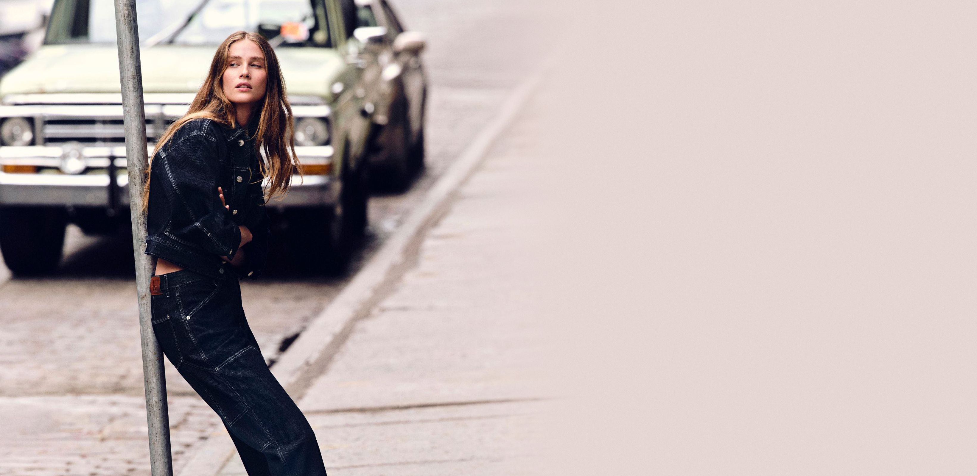 계절의 경계에서 만나는
캘빈클라인 진