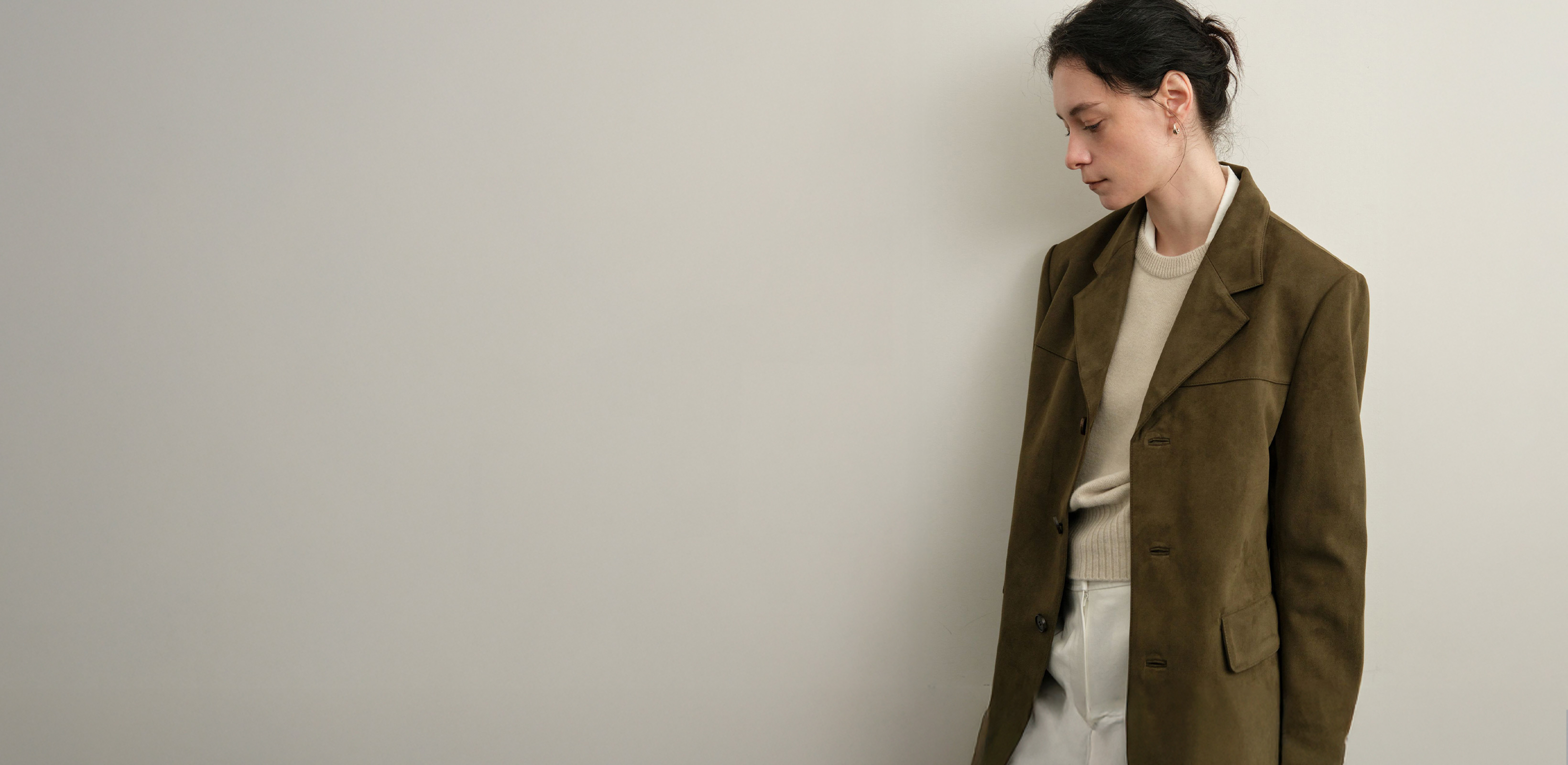 치밀한 실루엣의
그레이룸