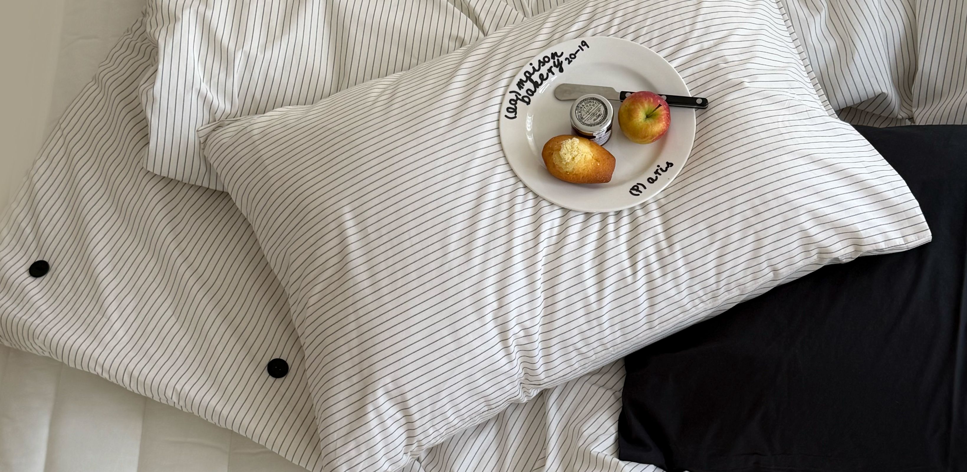 봄을 먼저 들인 침실