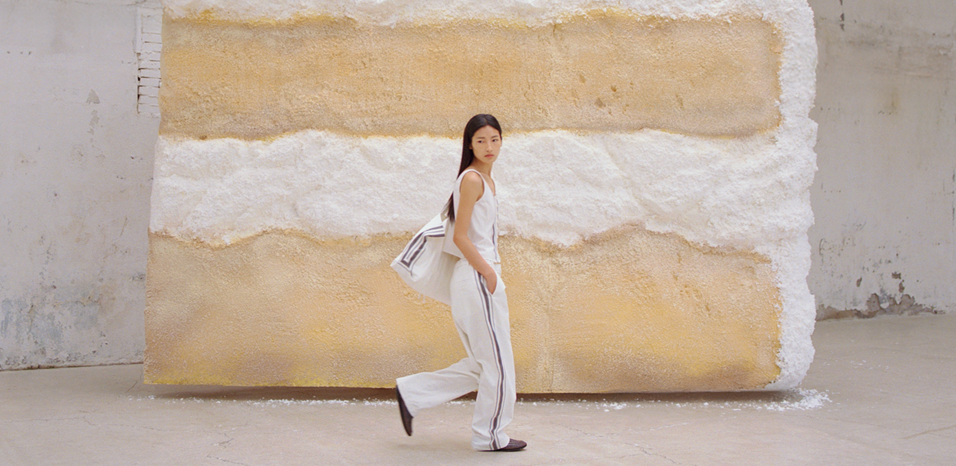 따스한 디너 테이블의 순간
로우클래식