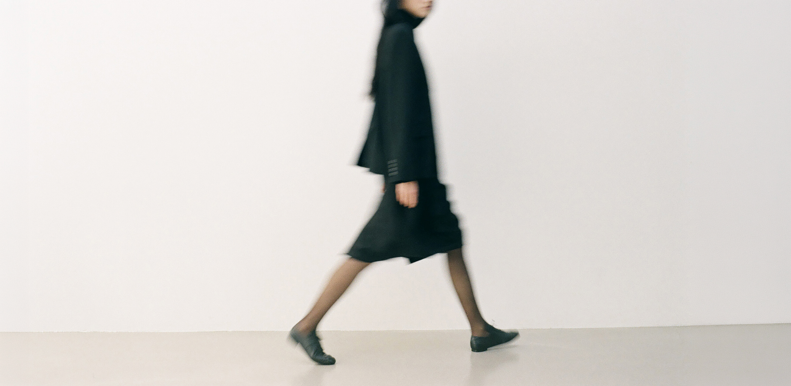 쿠에른의 스타일로 재해석한 
정제된 감각의  스니커즈