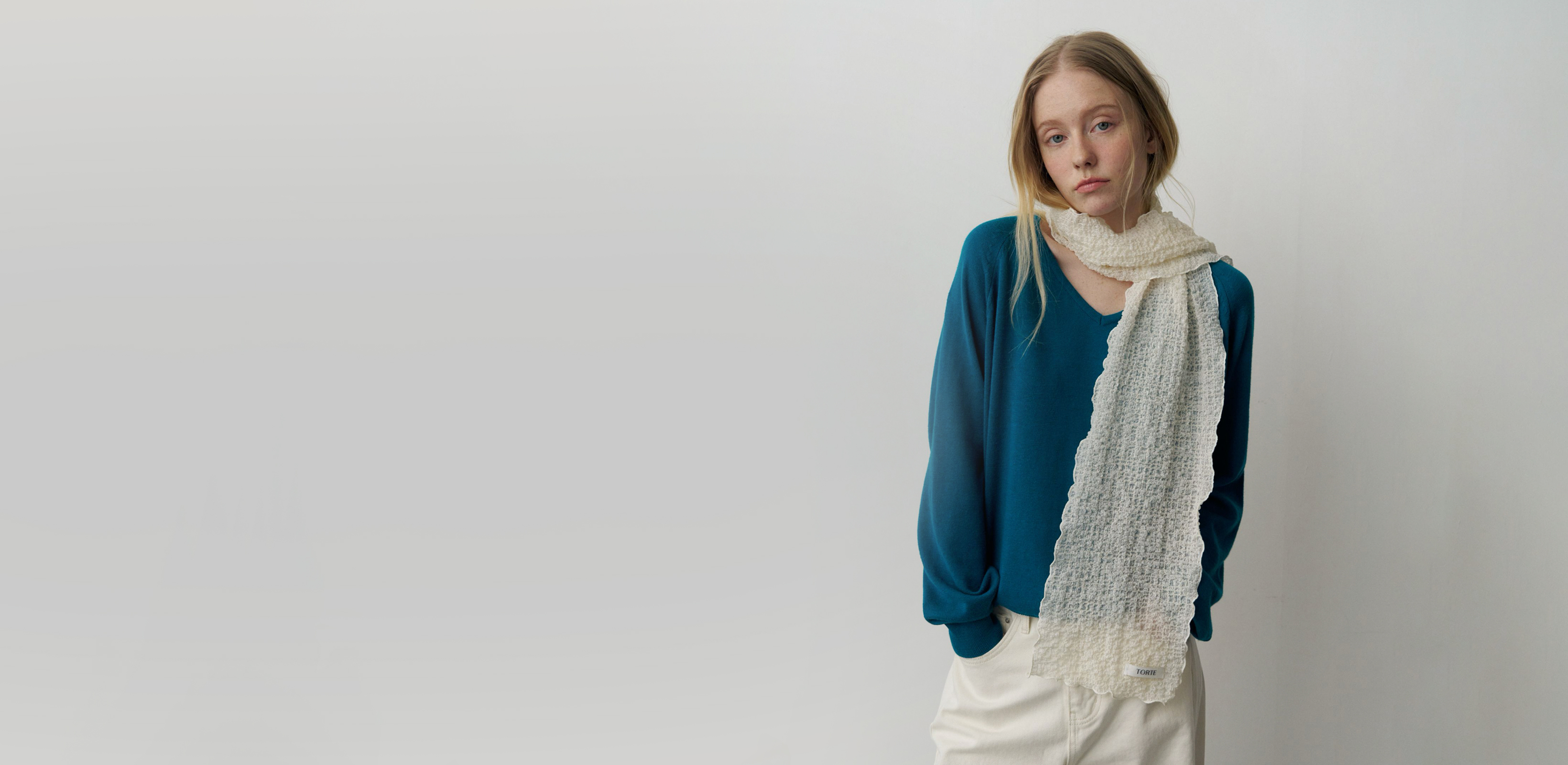 클래식한 실루엣 위에 더한 봄의 가벼움
토르테