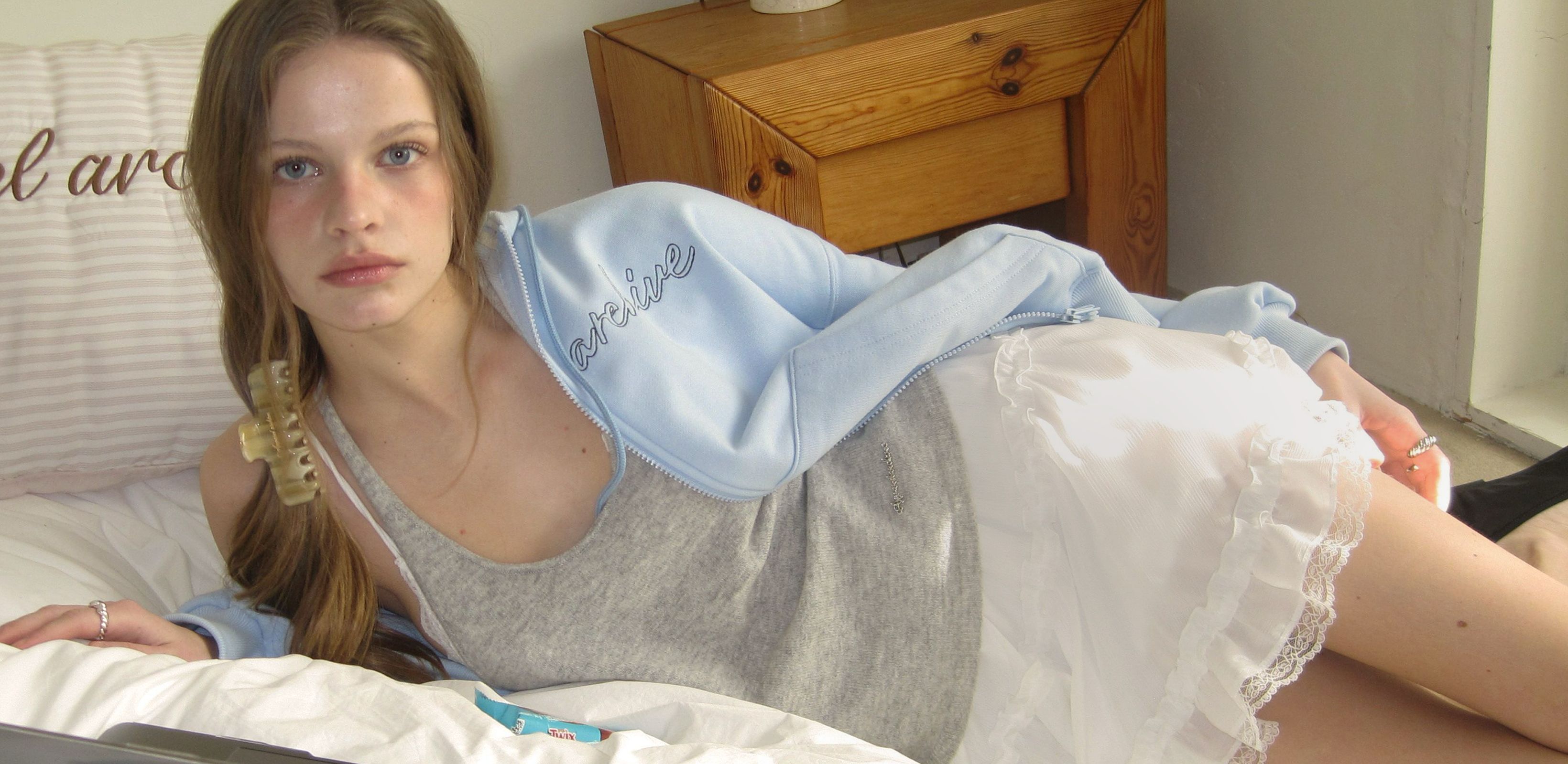 다채로운 색감 위 섬세한 디테일
어패럴아카이브