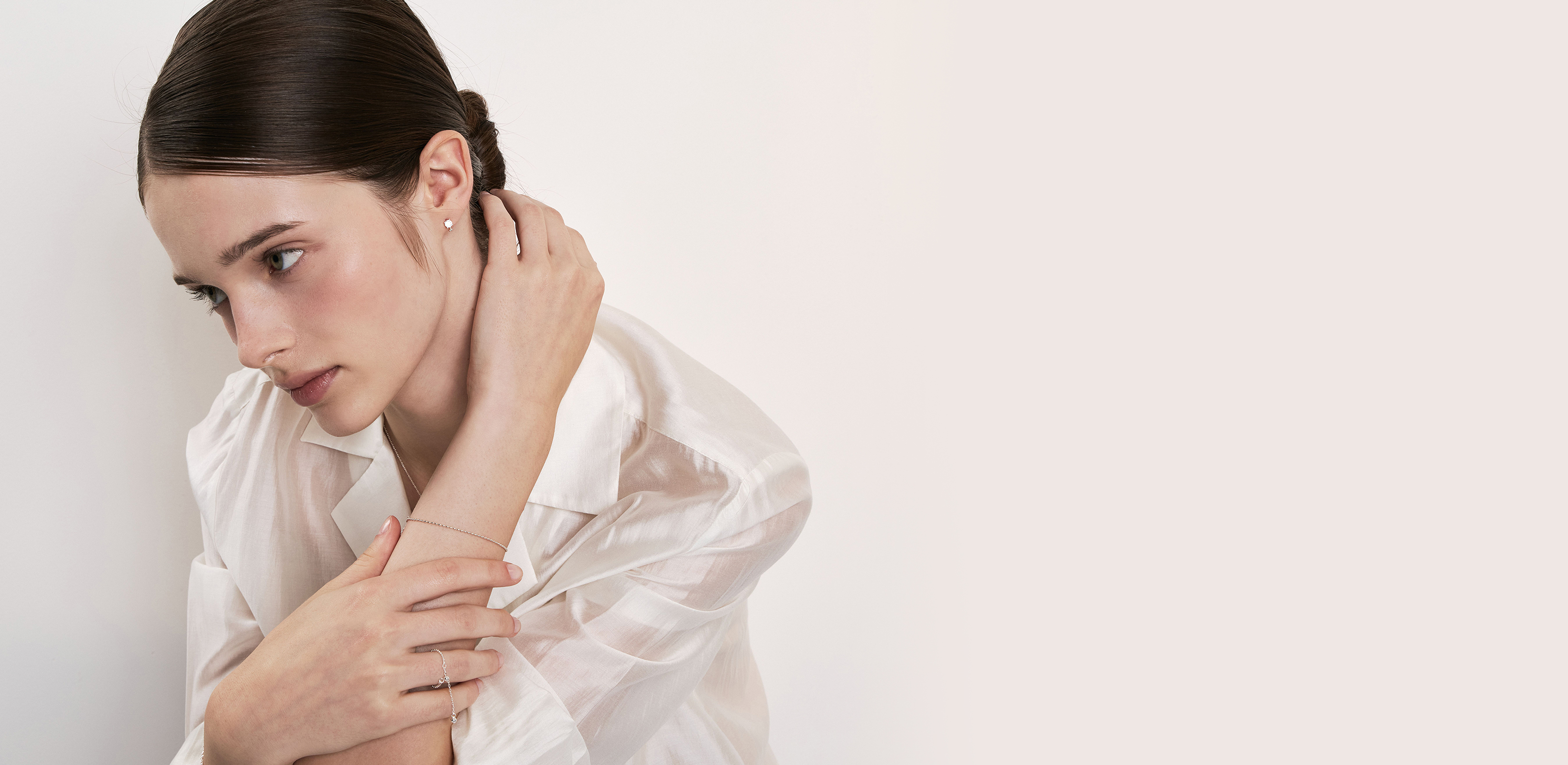 세련된 봄의 무드를 완성하는
헤이