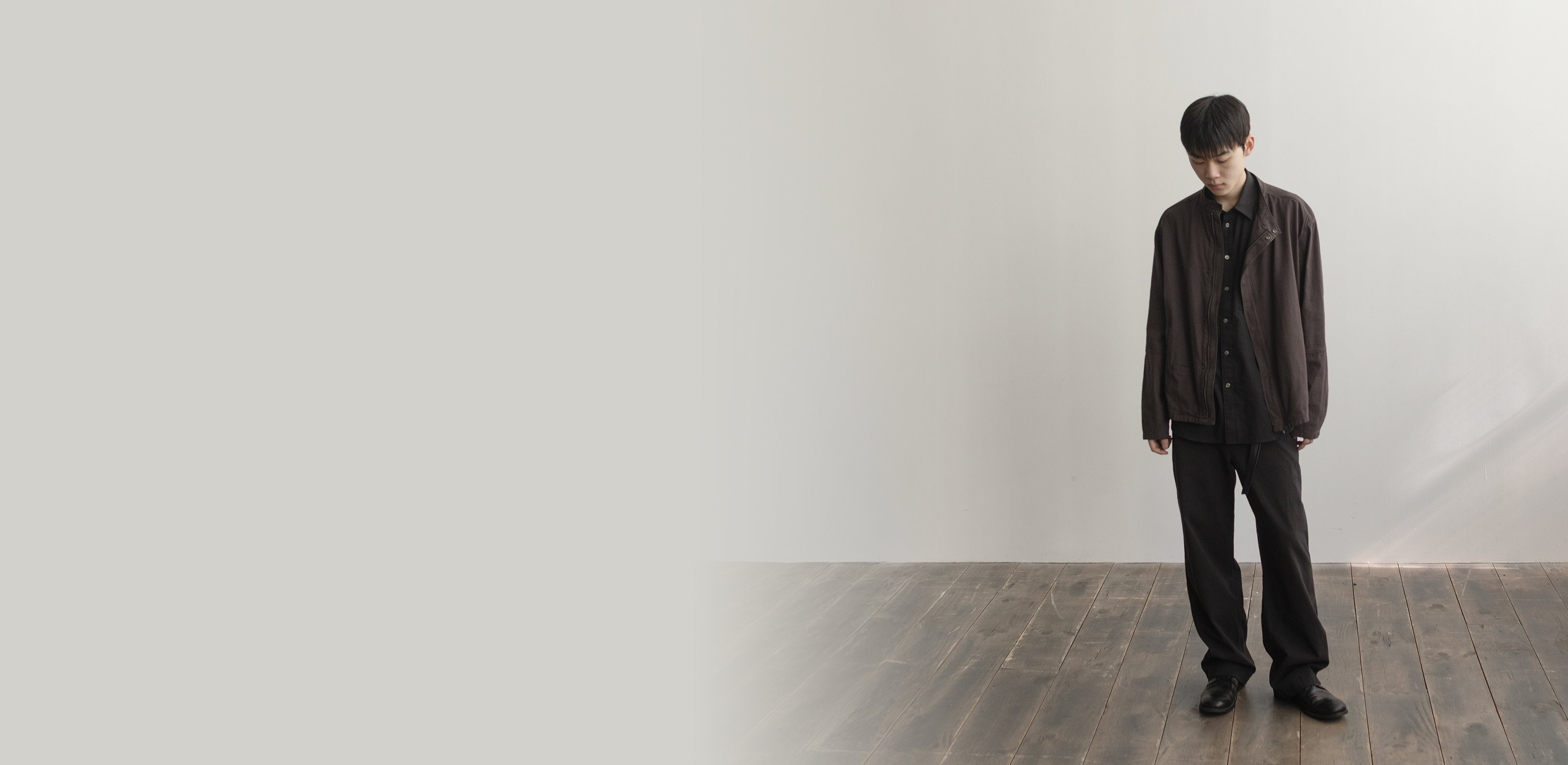 정제되지 않은 차분함으로
고낙