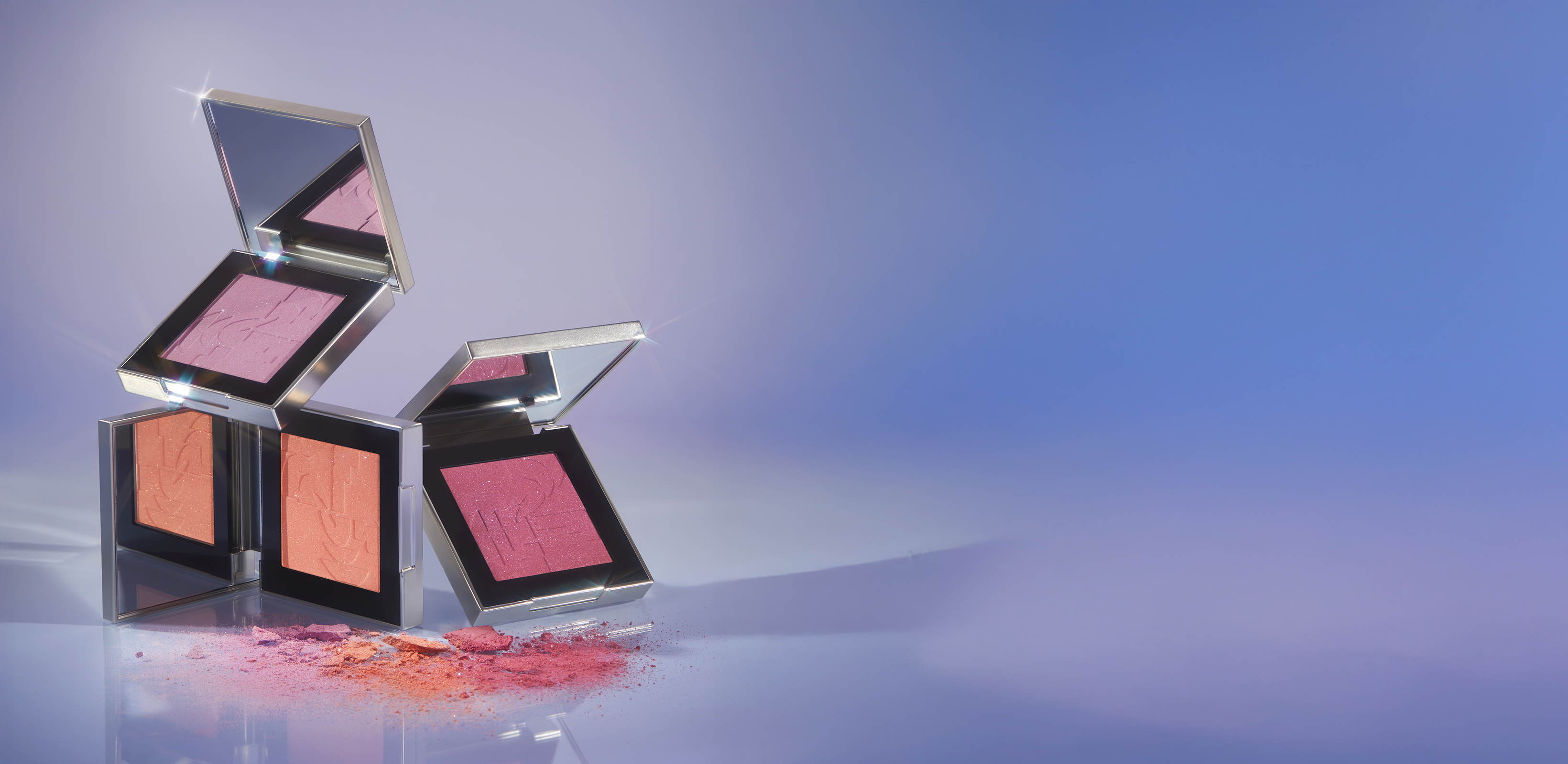 강렬하게 반짝이는 스프링 컬렉션
투슬래시포