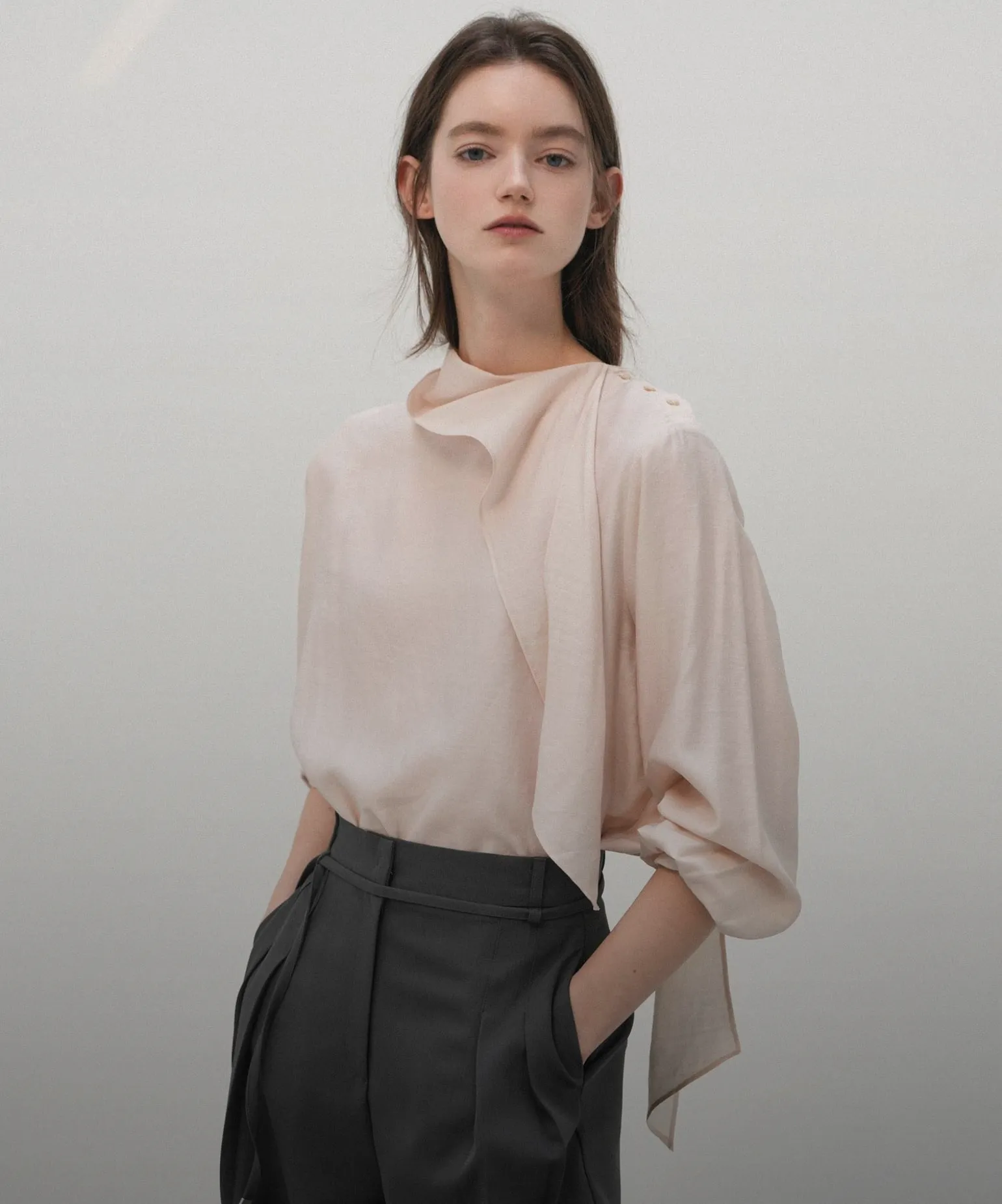 단정한 매력의 하객룩