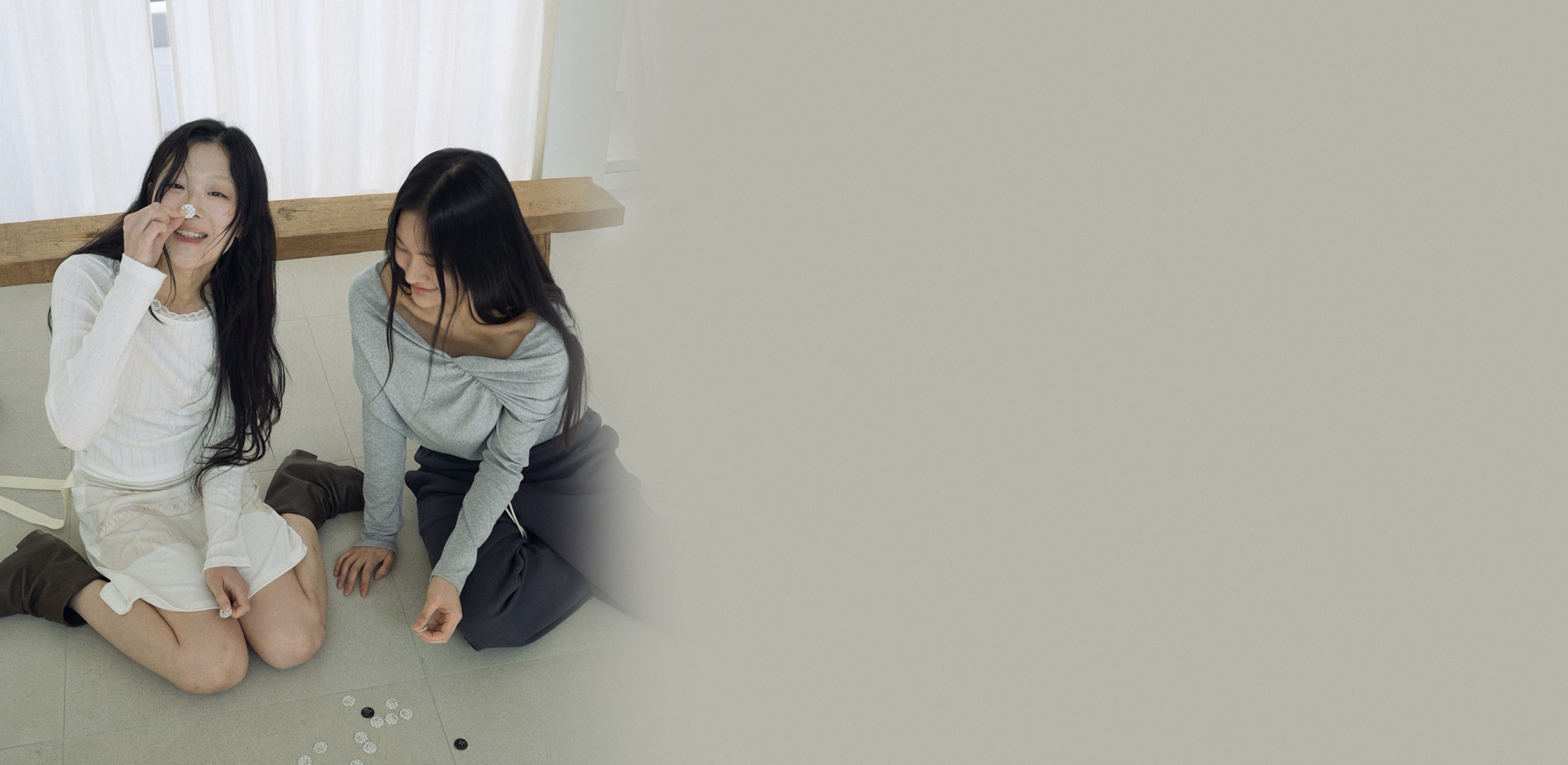 유연한 실루엣 속 정체성
피브스 피브스