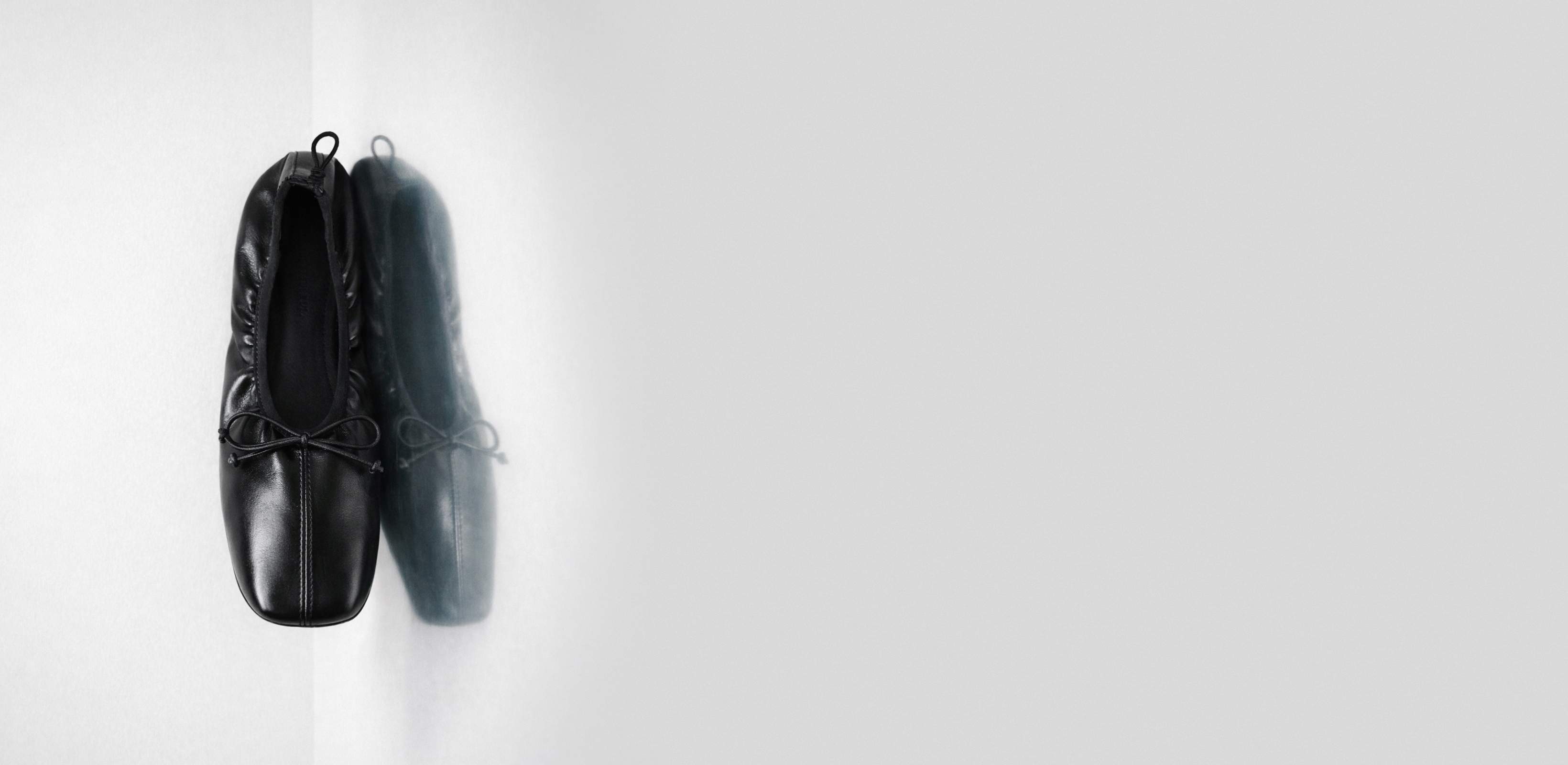 가치있게 머무는 로퍼와 플랫
코모레비뮤지엄