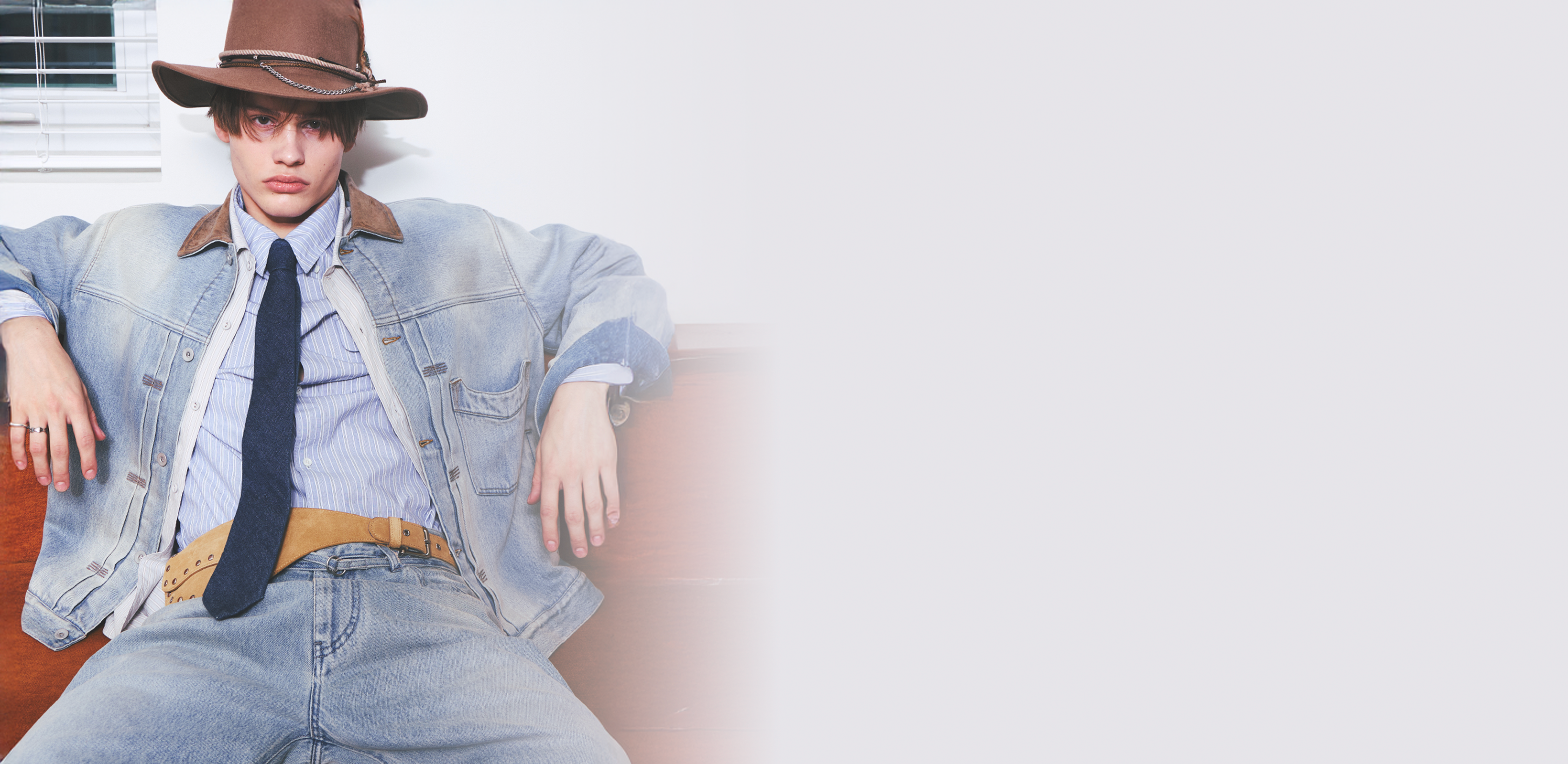 동양의 이야기가 피어나는
이스트로그