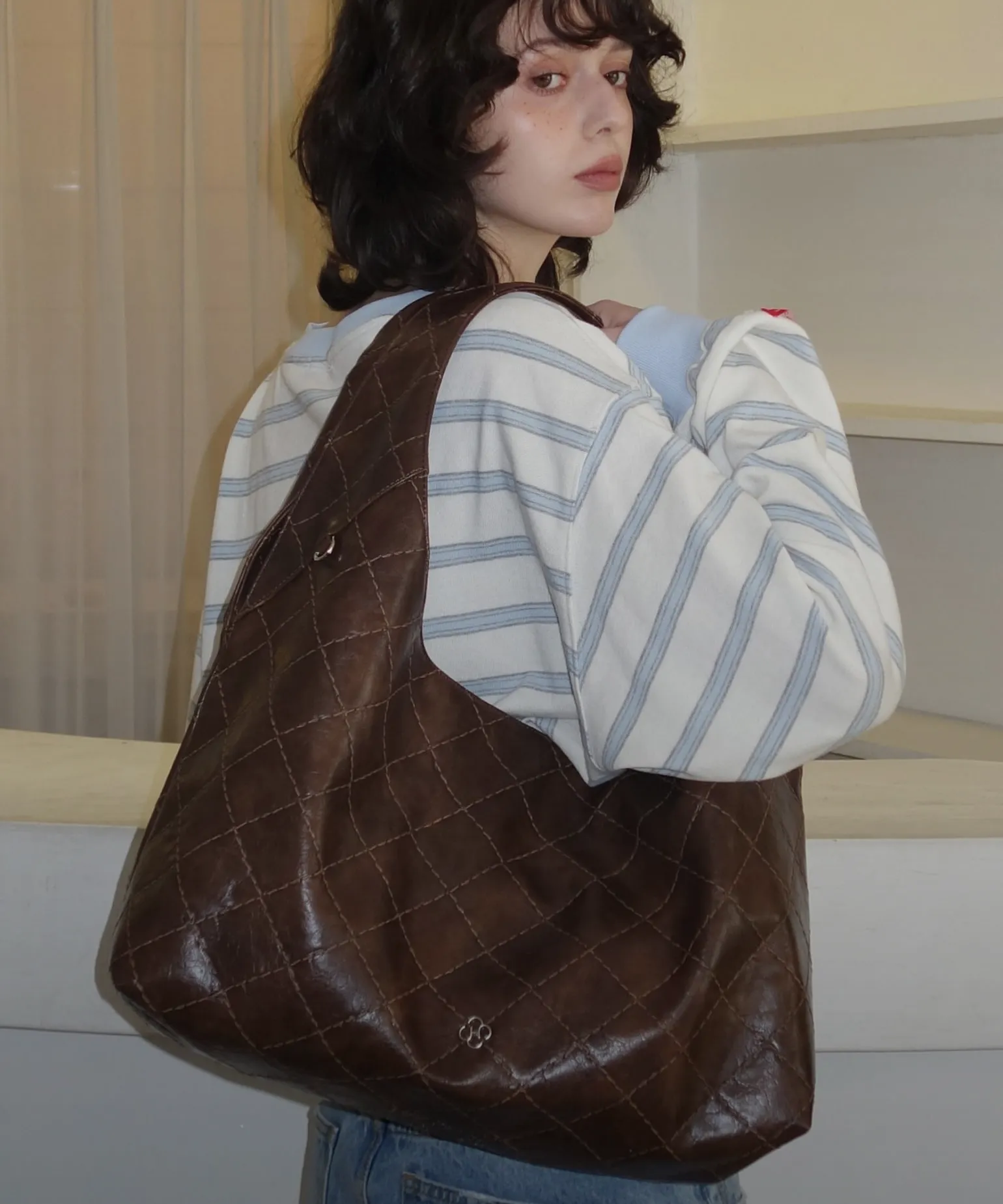 자유롭게 피어난 가방