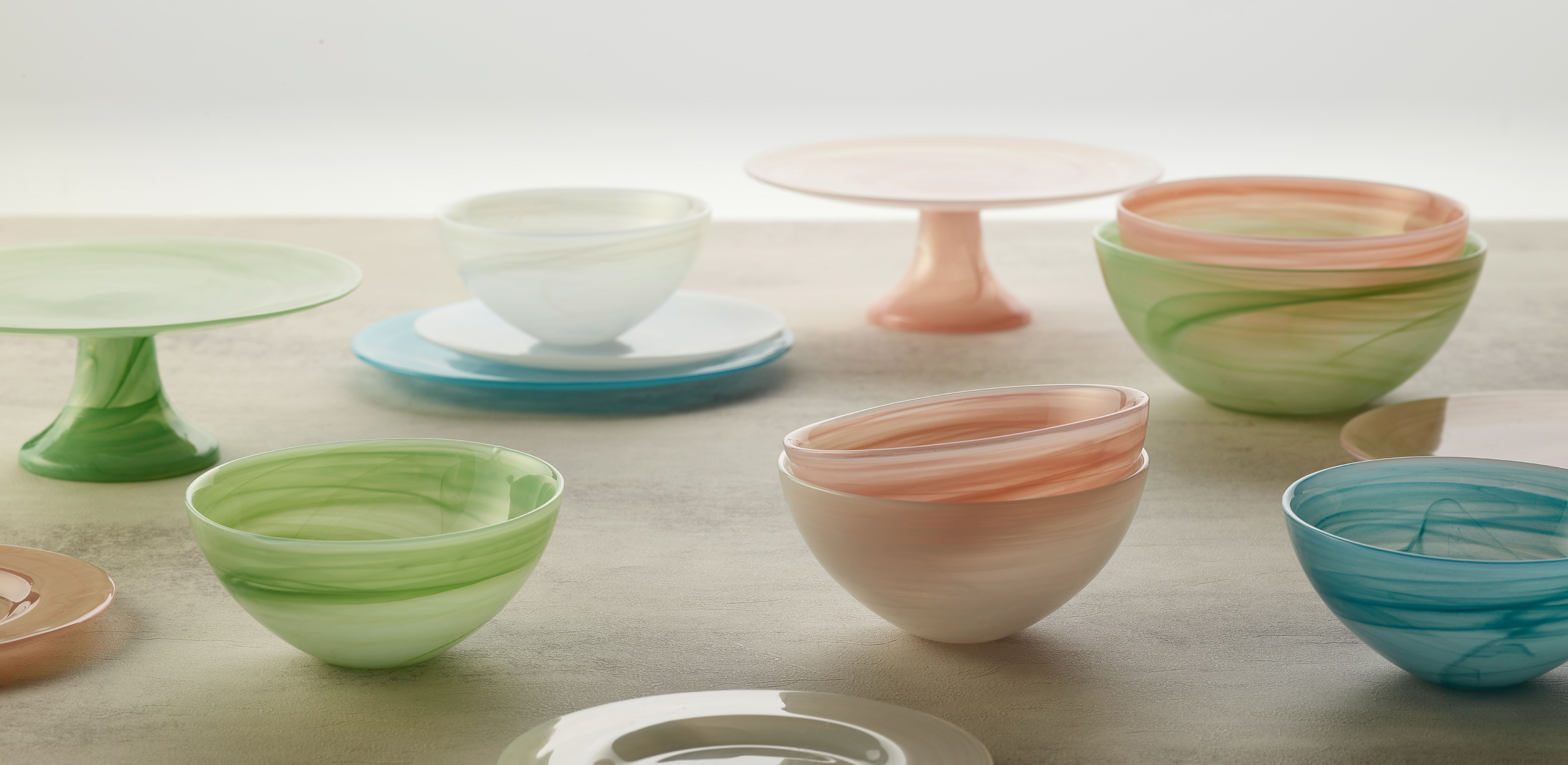 봄 테이블 위 피어나는
알라바스터