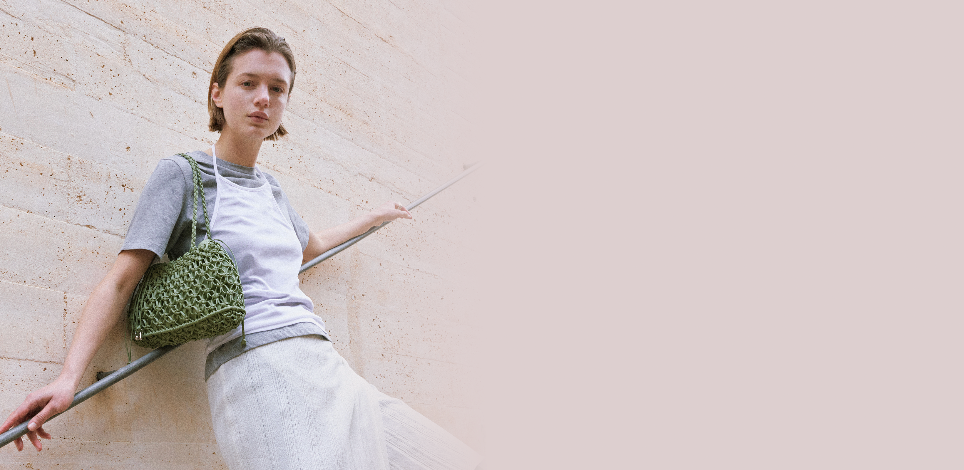 현대 여성의 자유로운 균형 
반로에