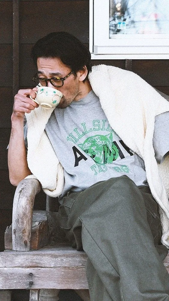 오래된 티셔츠를 꺼내 입은듯