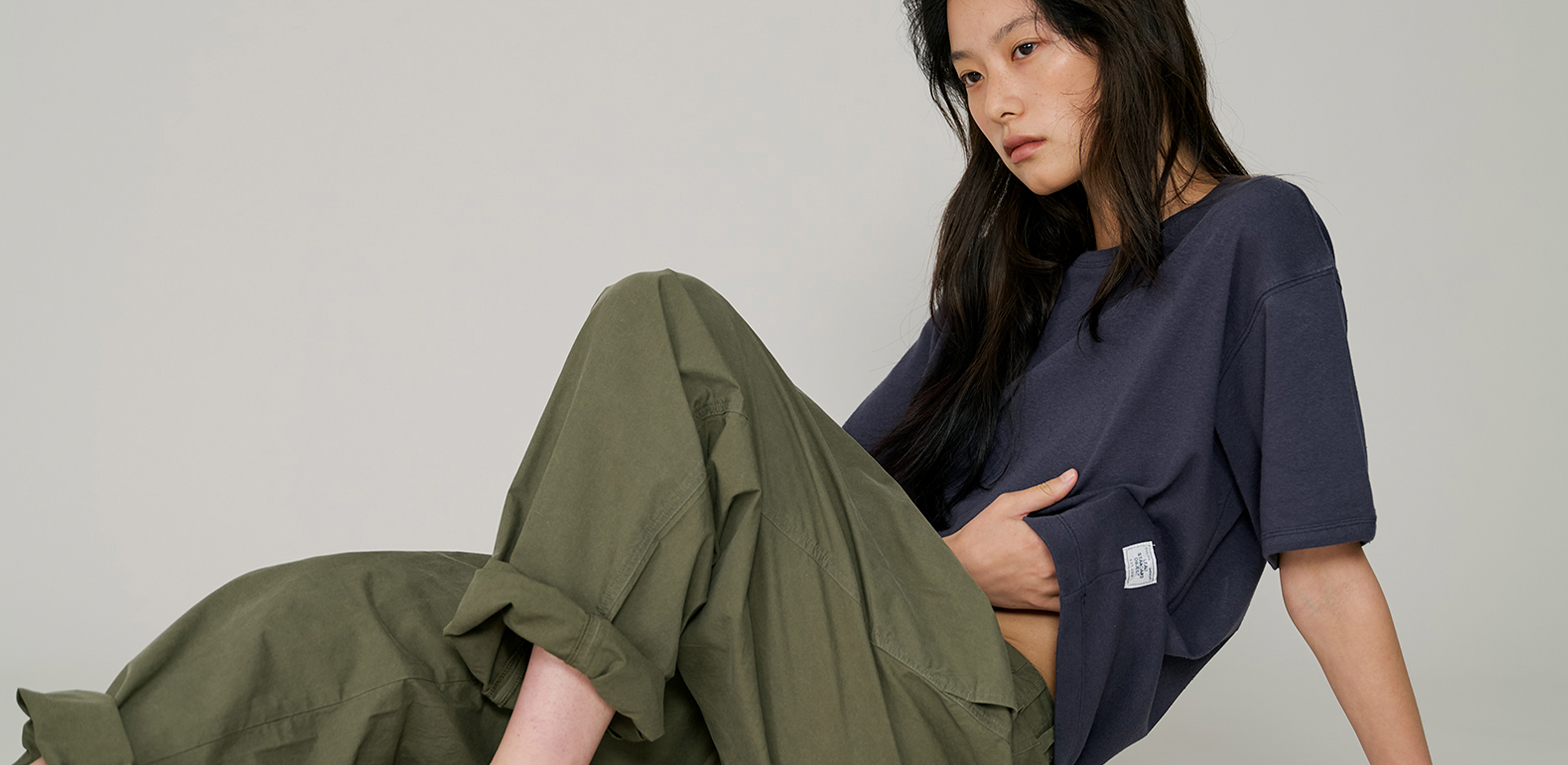 여름의 조용한 공기 속 오래 입고 싶은 로우