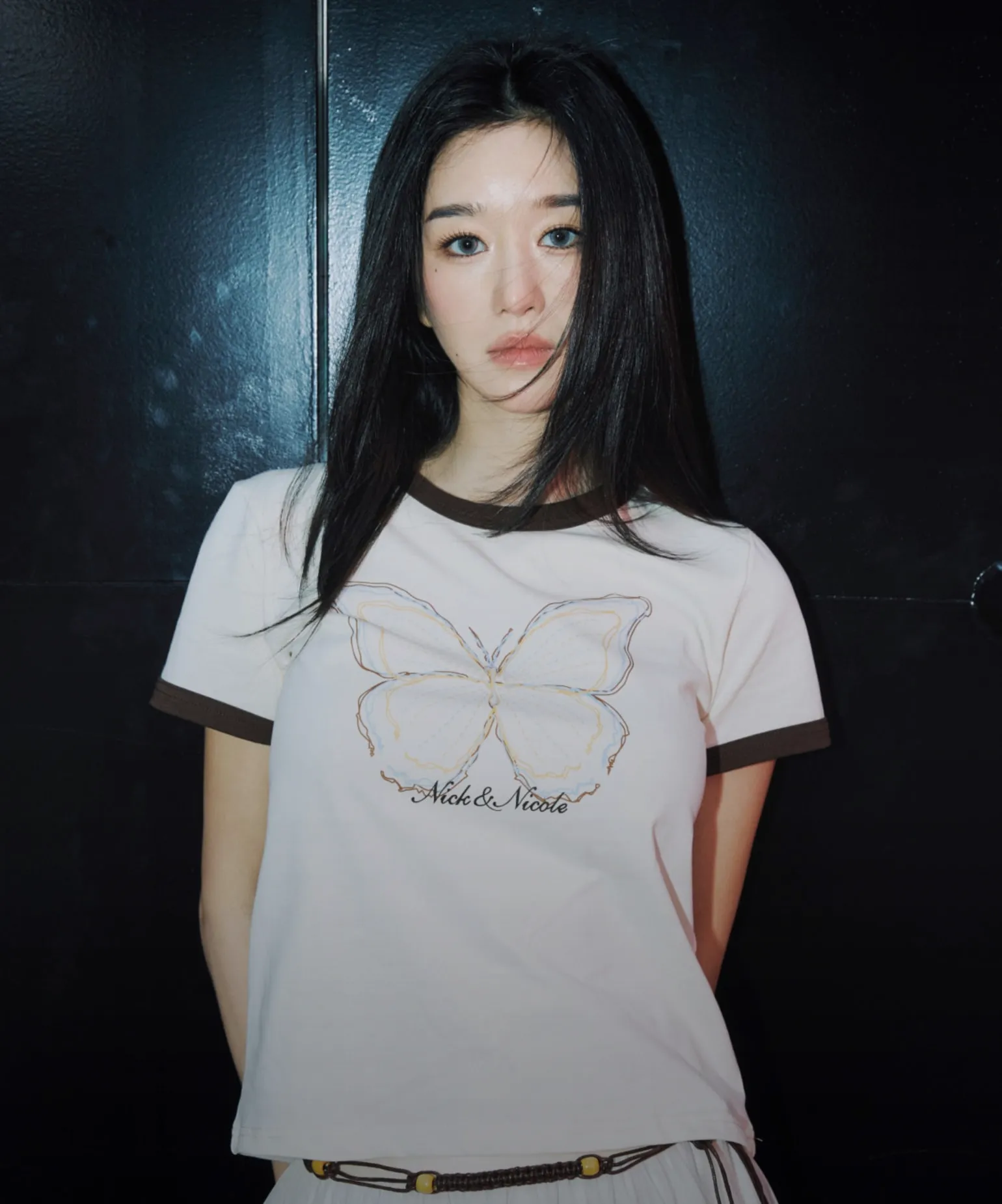 꽃은 피어나고 
나비는 날아올라
