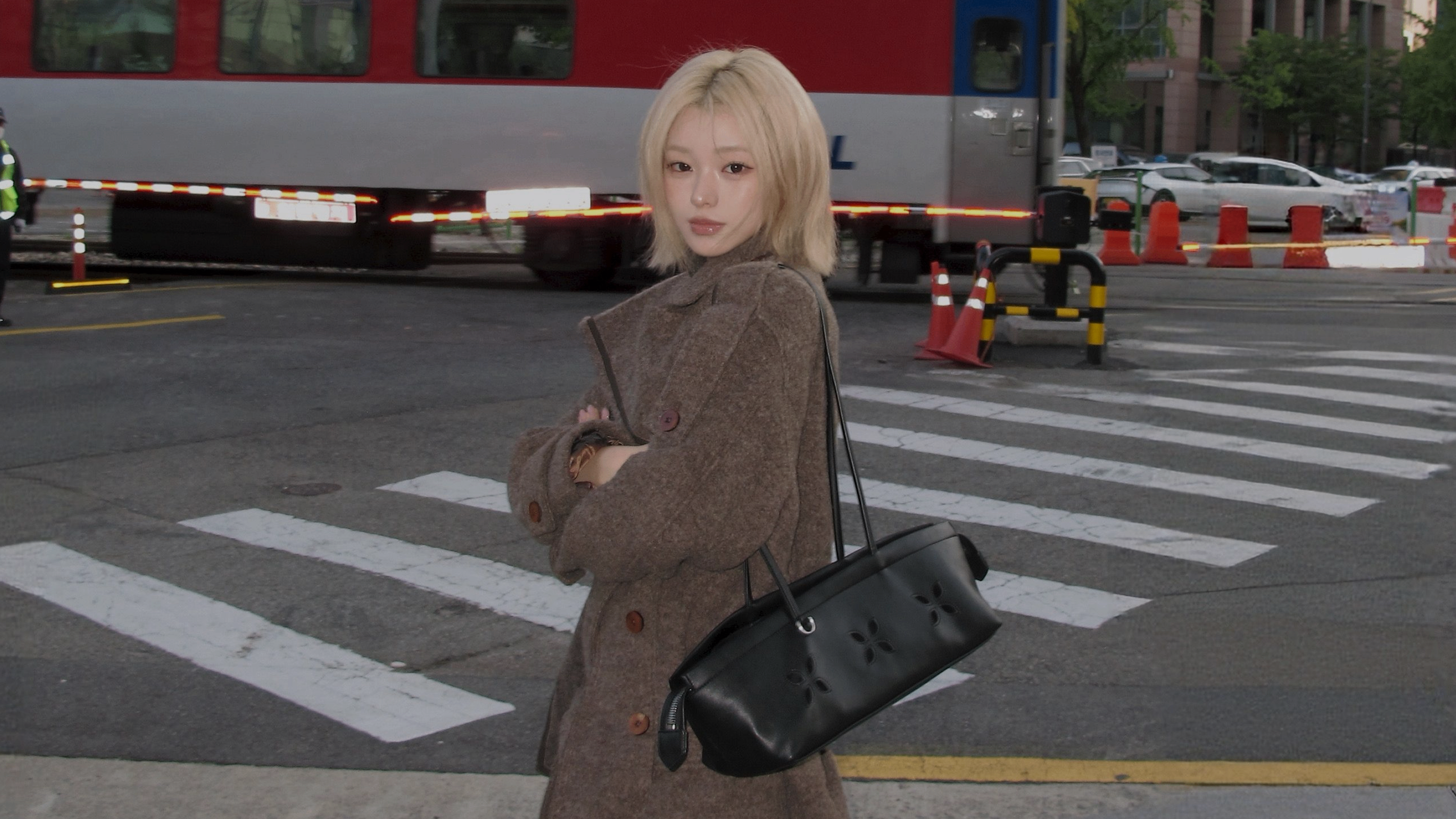 온기를 담은 가을의 실루엣
데누