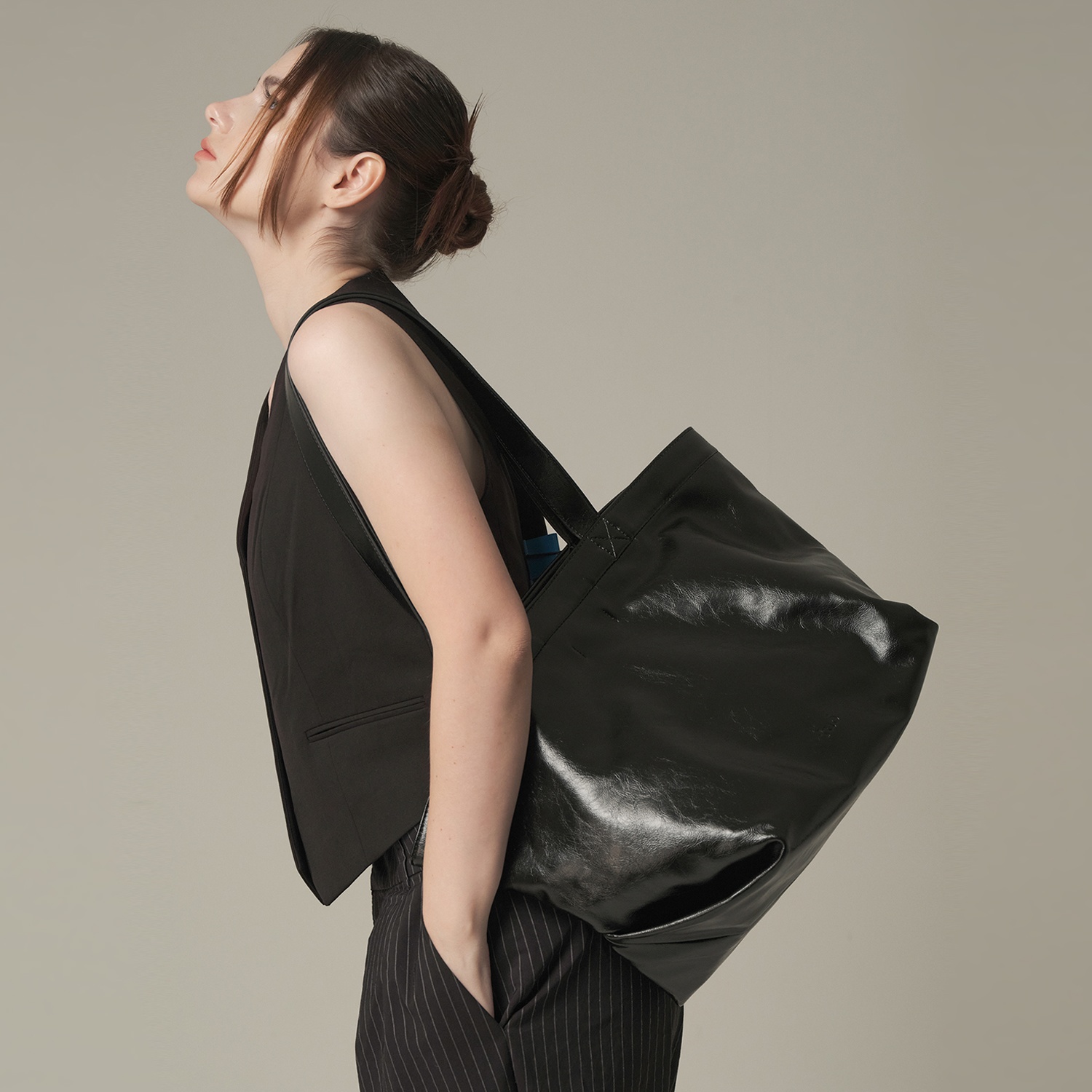 BIG COATING TOTE BAG IN BLACK - 감도 깊은 취향 셀렉트샵 29CM