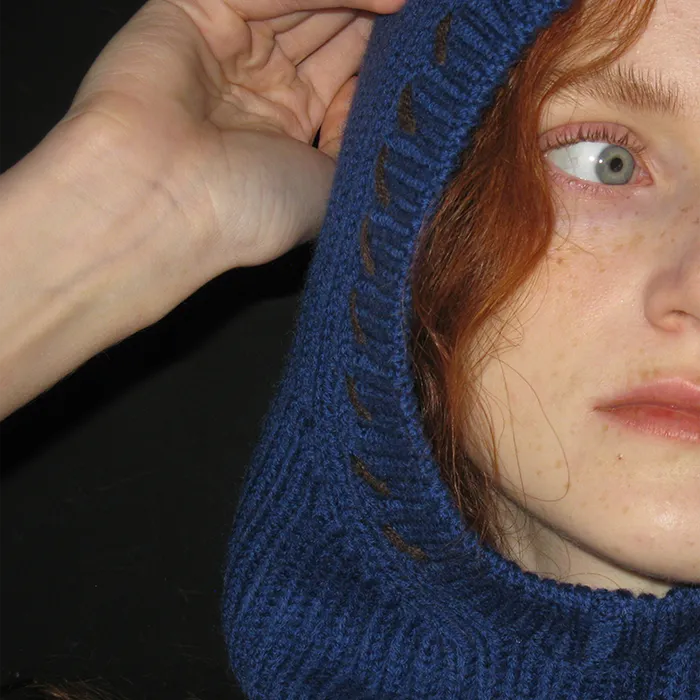 STITCH POINTED NECK WARMER HOODIE_BLUE - 감도 깊은 취향