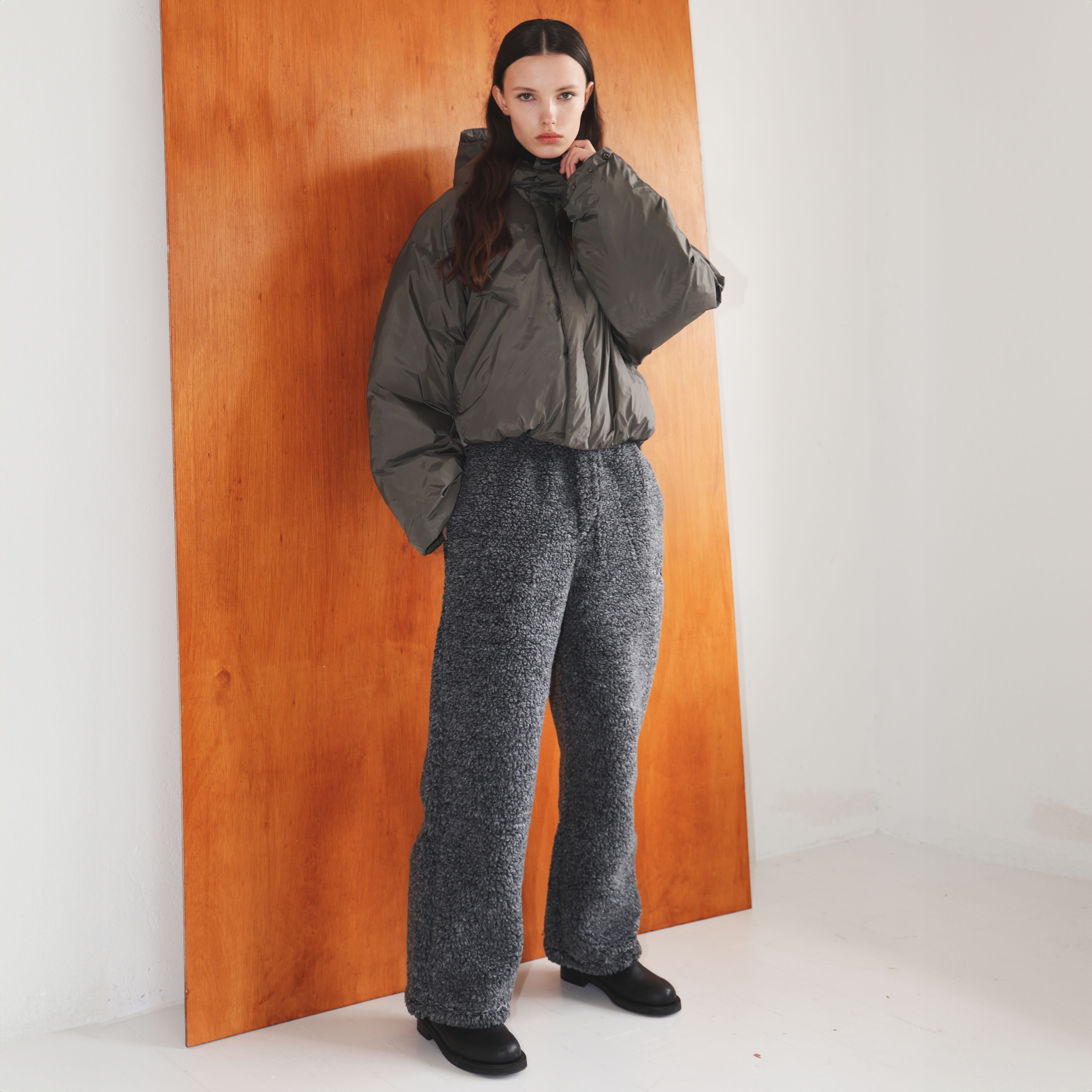 【Gimmetheyoung】G_HALF SHERPA LEATHER PANTS CHARCOAL G_HALF SHERPA LEATHER PANTS / CHARCOAL [Restock] - 감도 깊은