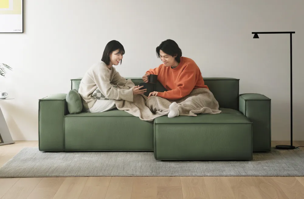② 도란도란 대화가 꽃 피는 거실
아직은 함께하는 게 더 좋은 신혼이라면 1인 좌,우 소파 모듈에 스툴을 더해 콤팩트하지만 활용도 높은 공간으로 꾸며보세요.