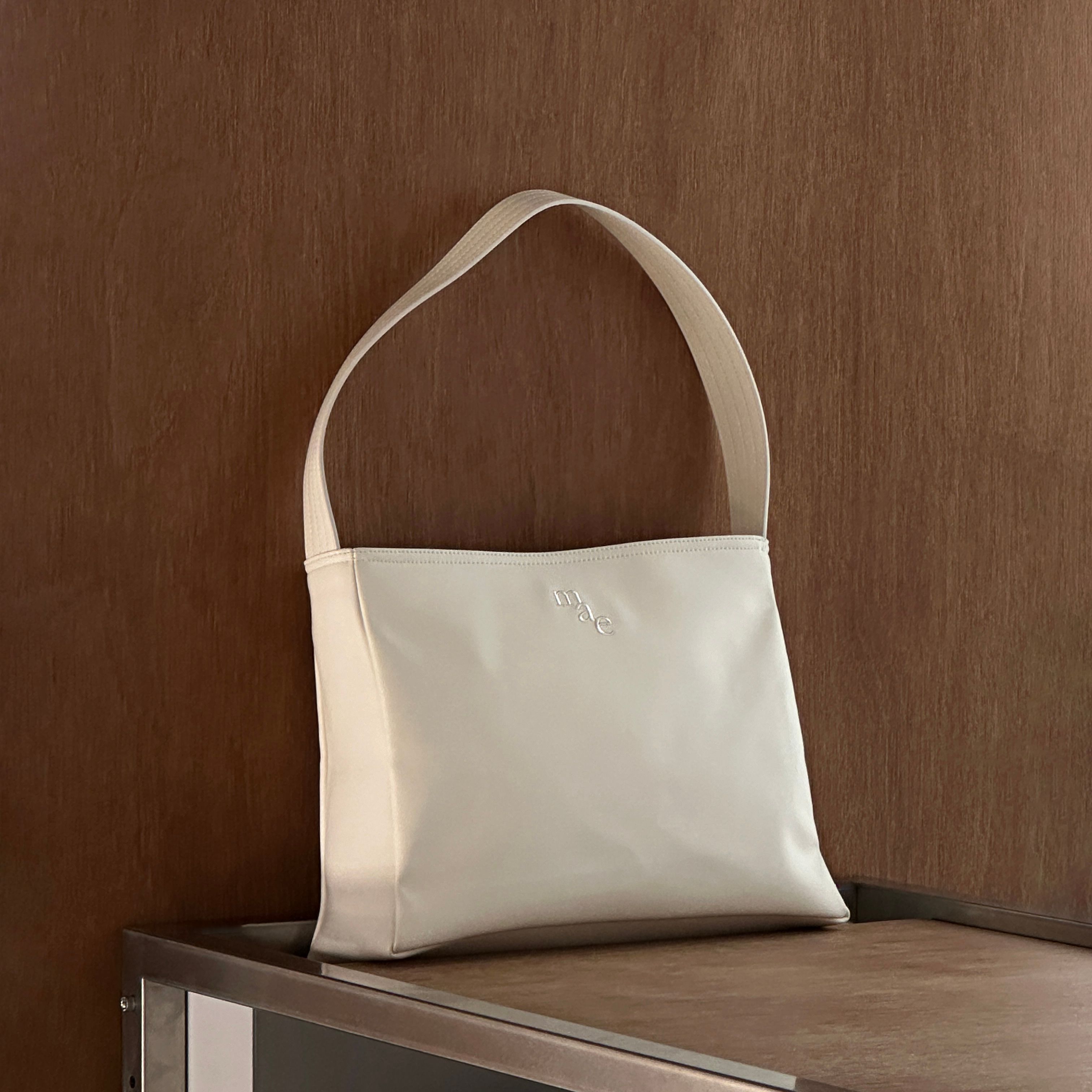今韓国で人気！★[MUCU AND EBONY] COMFY LEATHER BAG MUSINSA公式 | MUCU AND EBONY Comfy Leather Bag Comfy Bag