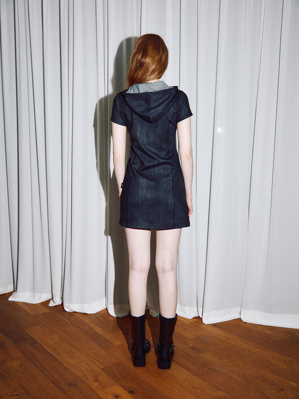 韓国注目ブランド★[SOMSOC] MEW SHIRRING HOODIE ZIP DRESS MEW SHIRRING HOODIE ZIP DRESS_BLACK - 감도 깊은 취향 셀렉트
