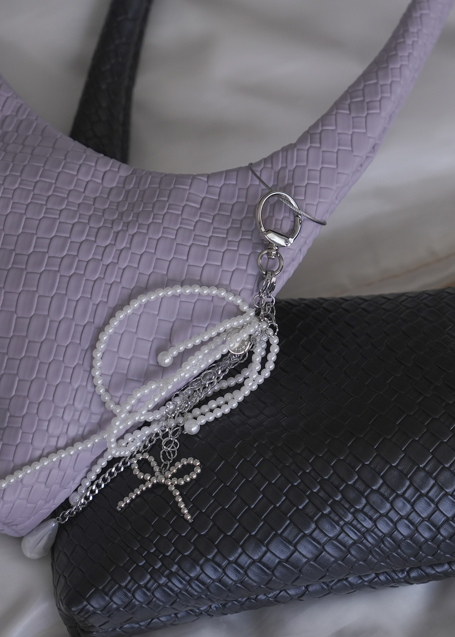 【KWANI】Tiny Silver Bow and Pearl☆愛らしいスタイル☆ Tiny Silver Bow and Pearl - 감도 깊은 취향 셀렉트샵 29CM
