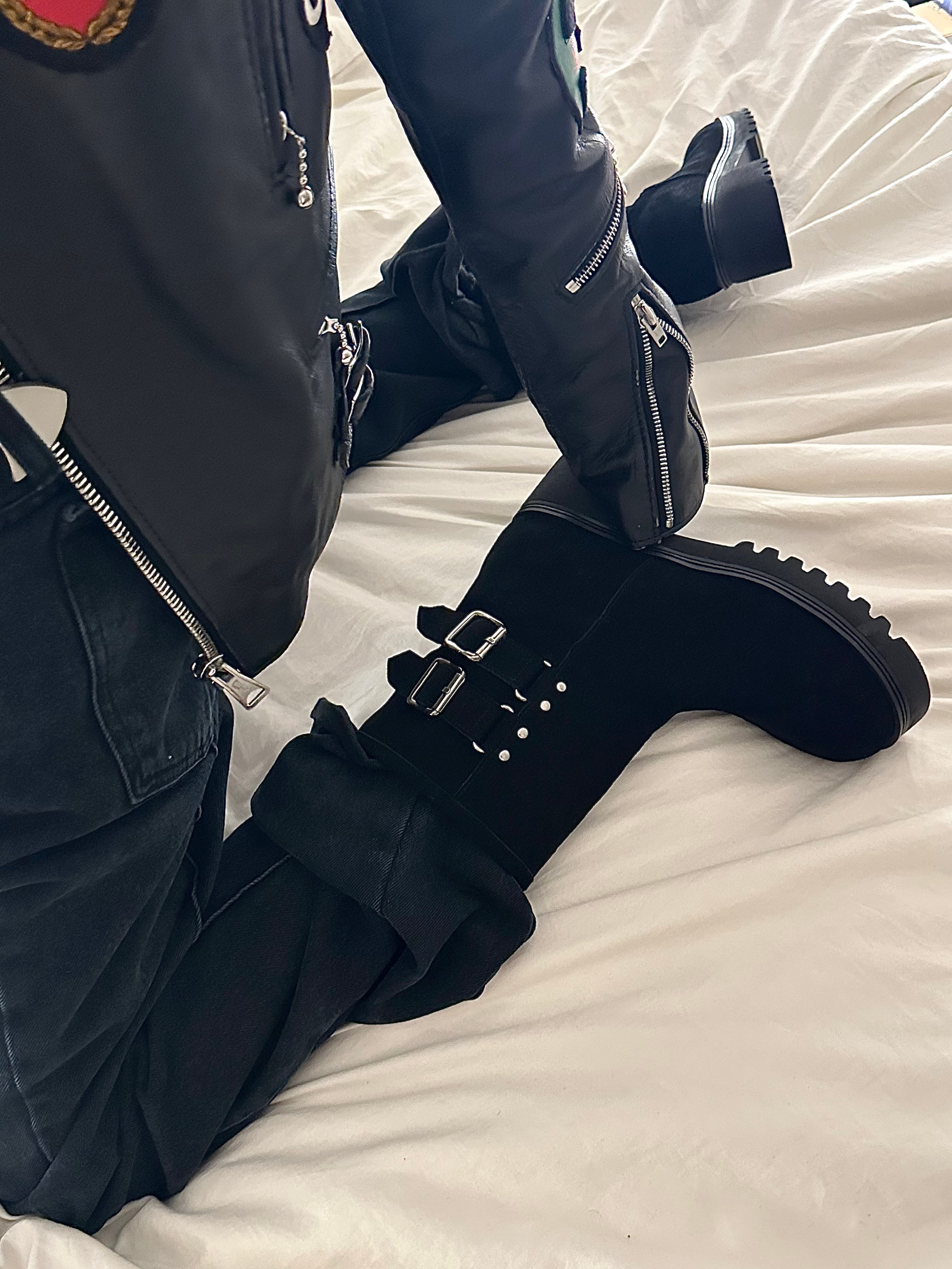 【DEINET】TEDDY BEAR BUCKLE BOOTS★韓国人気★ 追跡付 TEDDY BEAR BUCKLE BOOTS IN BLACK - 감도 깊은 취향 셀렉트샵 29CM