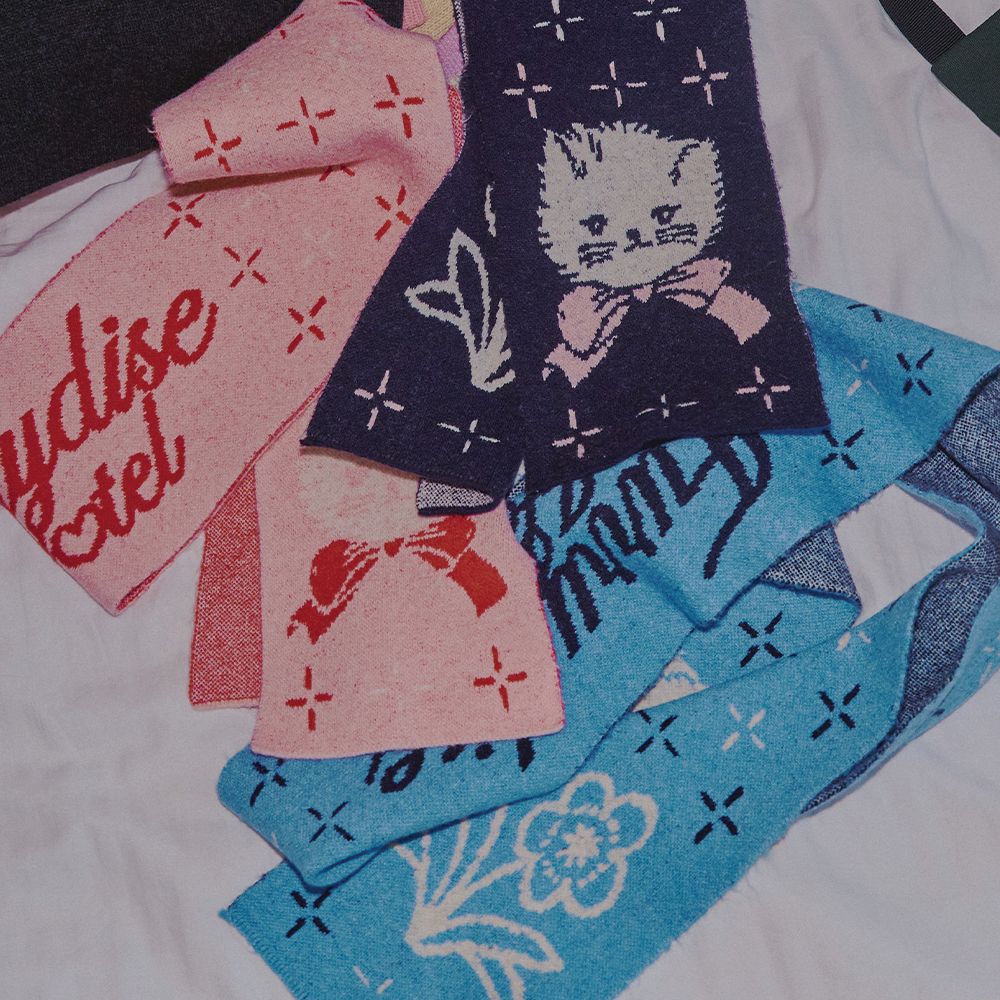 【RONRON】★韓国人気/マフラー★ FURRY CAT MUFFLER ★ 3 COLOR RRxNAON] FURRY CAT MUFFLER NAVY - 감도 깊은 취향 셀렉트샵 29CM