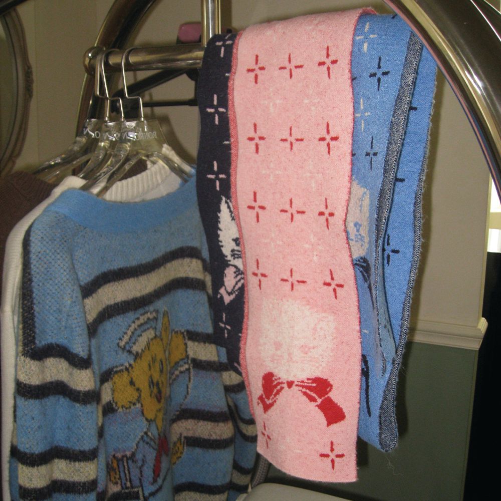 【RONRON】★韓国人気/マフラー★ FURRY CAT MUFFLER ★ 3 COLOR RRxNAON] FURRY CAT MUFFLER NAVY - 감도 깊은 취향 셀렉트샵 29CM