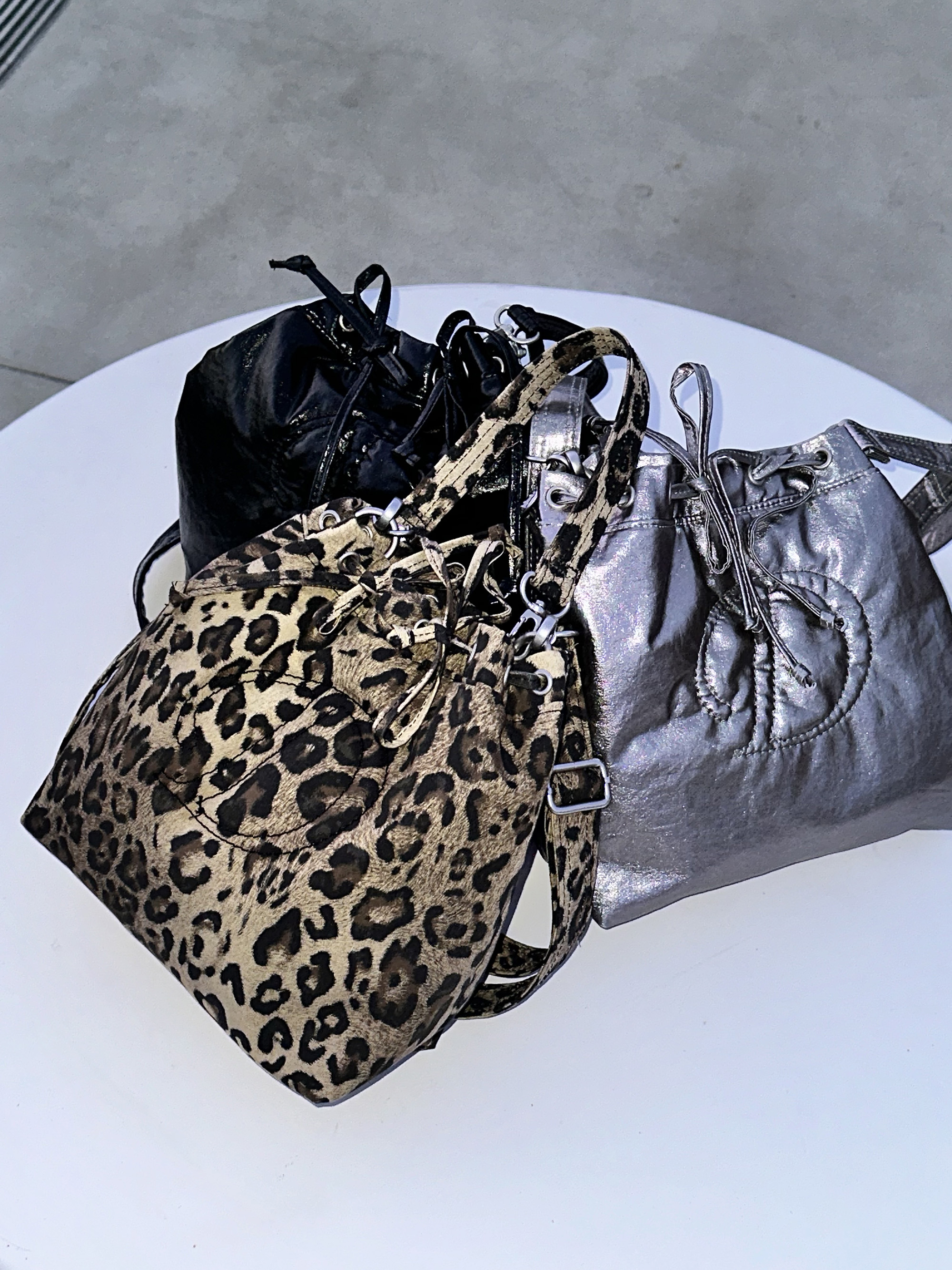 ★韓国人気★ 【DEINET】 D STITCH PADDING BAG IN LEOPARD D STITCH PADDING MINI BAG IN LEOPARD - 감도 깊은 취향 셀렉트