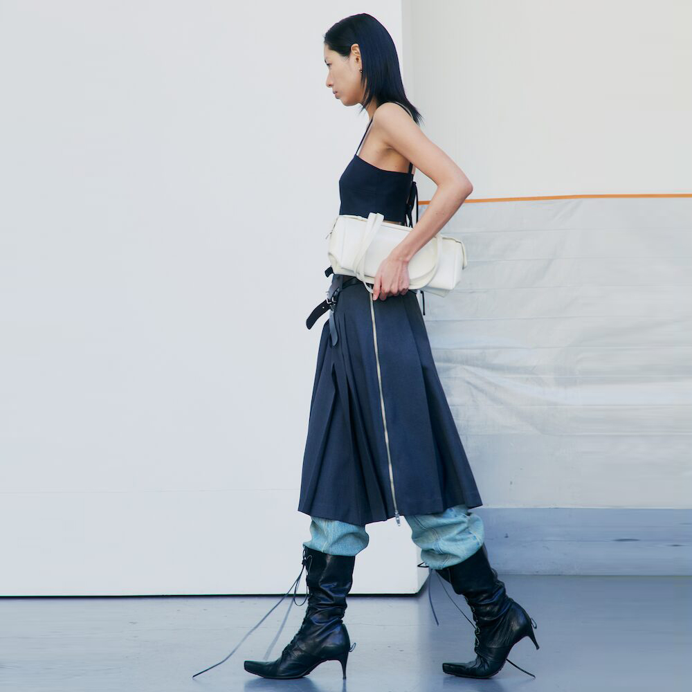 A LINE PLEATS BELTED SKIRT IN BLACK - 감도 깊은 취향 셀렉트