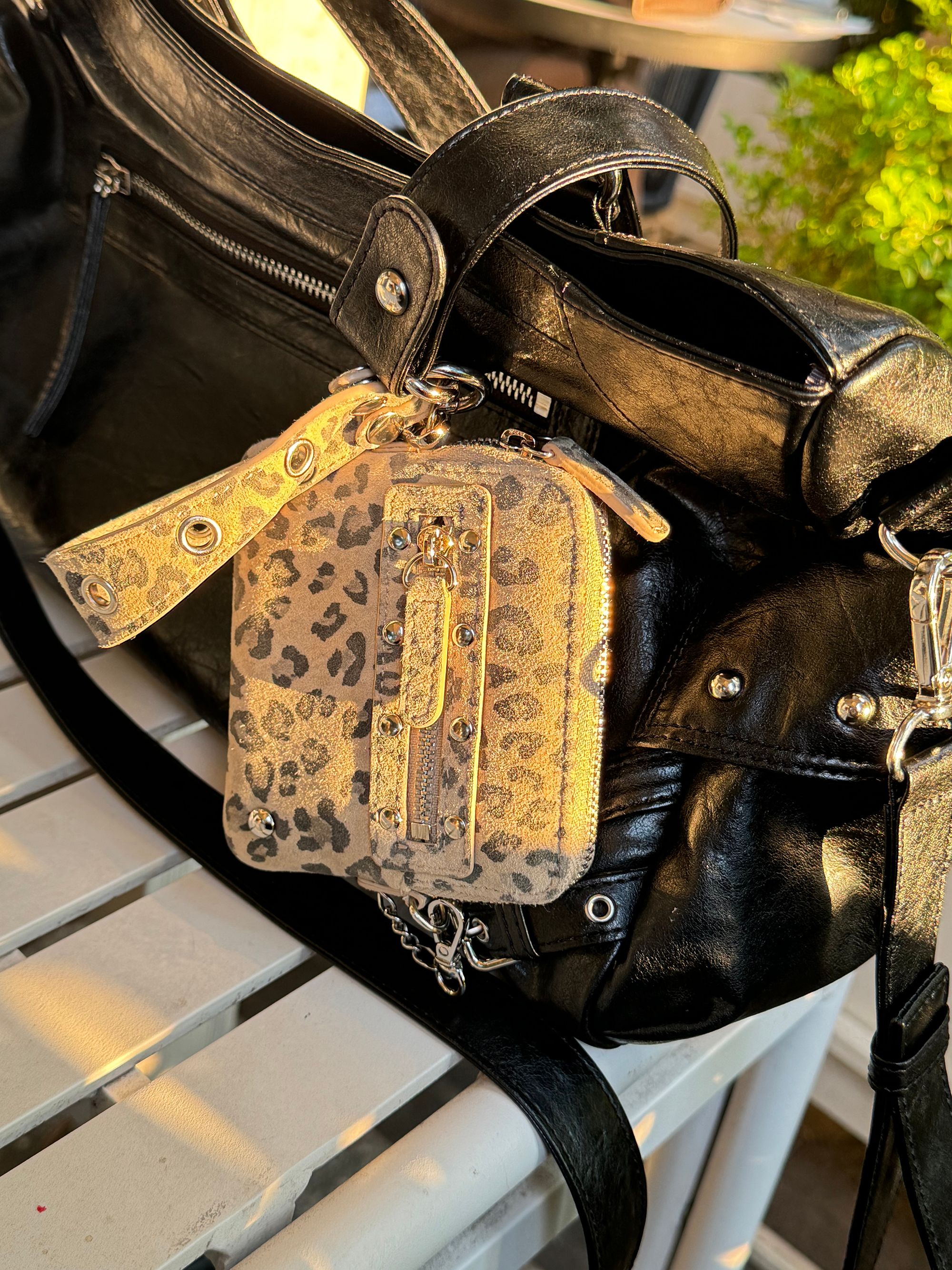 韓国大人気 【DEINET】 DEINET STUD CROSS CHAIN WALLET DEINET STUD CROSS CHAIN WALLET IN BLACK - DEINET
