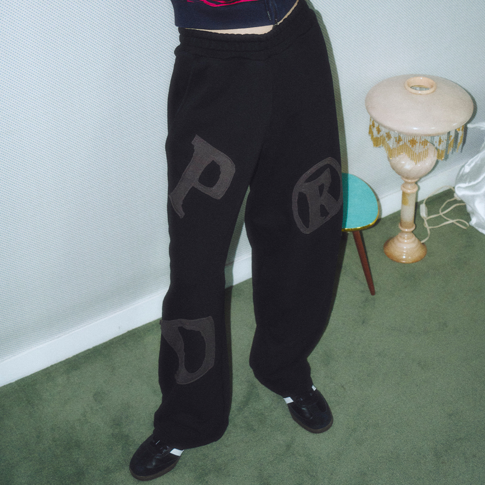 ★ PRENDA★ PRDA BIG PATCH LOGO WIDE PANTS BLACK PRTVSSPT11 PRDA BIG PATCH LOGO WIDE PANTS BLACK - 감도 깊은 취향 셀렉트