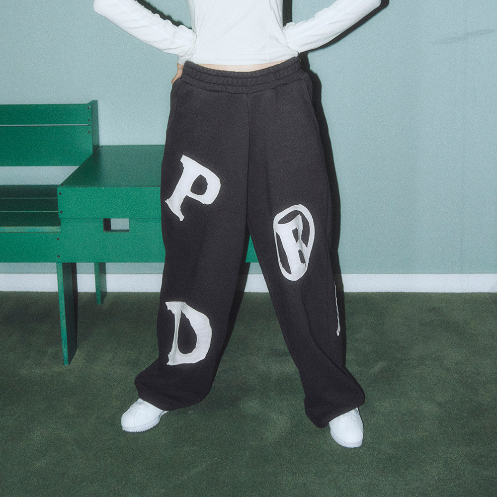 ★ PRENDA★ PRDA BIG PATCH LOGO WIDE PANTS DARK CHARCOAL PR PRDA BIG PATCH LOGO WIDE PANTS DARK CHARCOAL - 감도 깊은