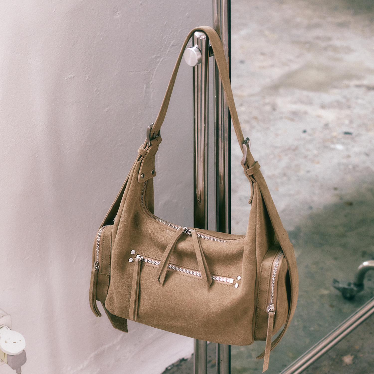 BELTED WASHING LEATHER BAG (BABY PINK) F25QE990 - 감도 깊은