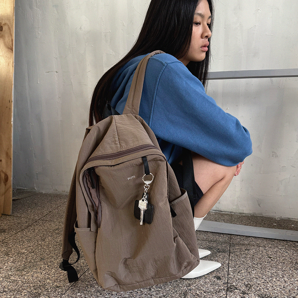 人気商品！【POTE】0002 HideSlot バックパック（マゼンタ） ドットショルダーバッグ | ファッション通販サイト NUGU