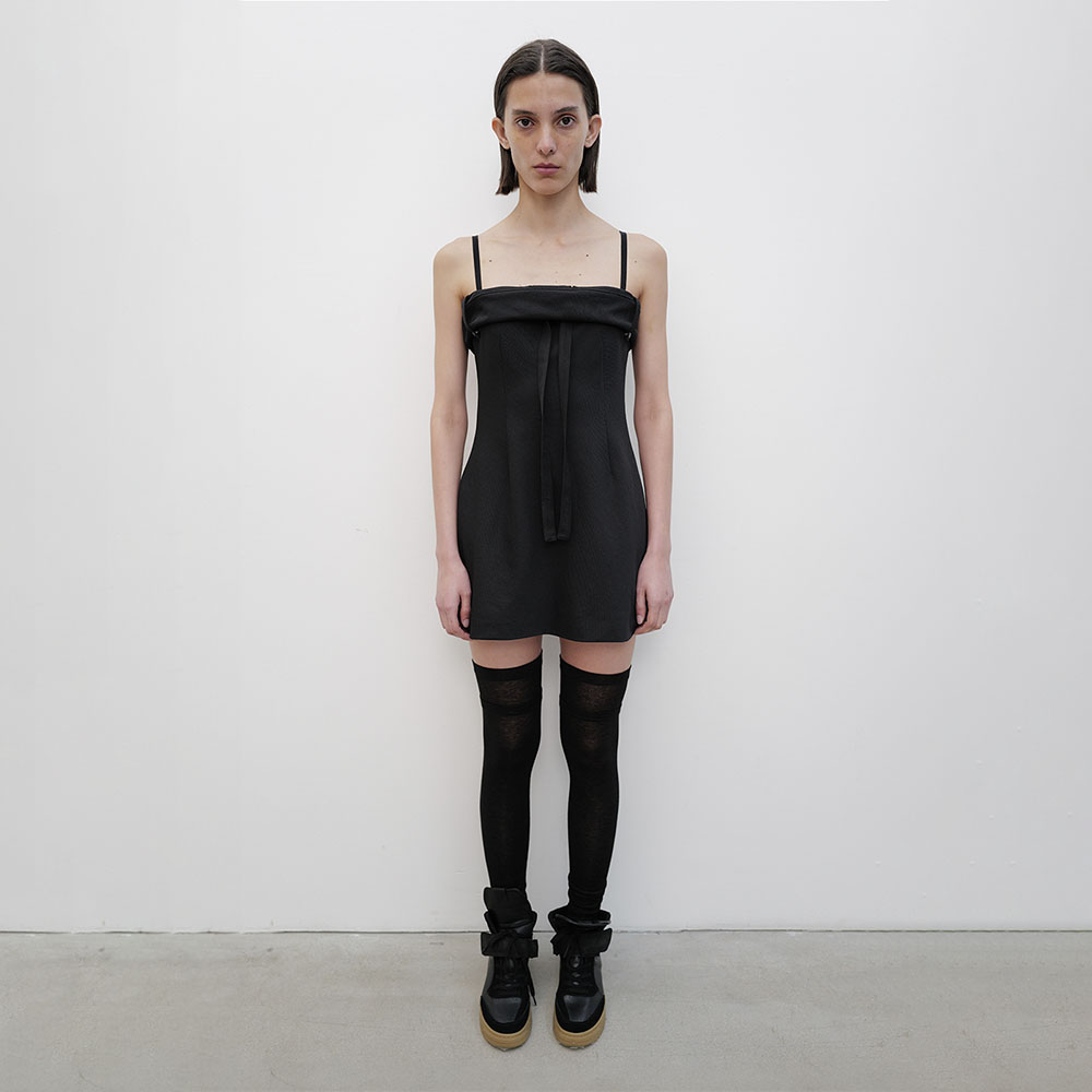 [OJOS] OJOS x NOITOW SHU Asymmetric Mini Dress /追跡付 OJOS x NOITOW SHU Asymmetric Mini Dress / Black - 감도 깊은