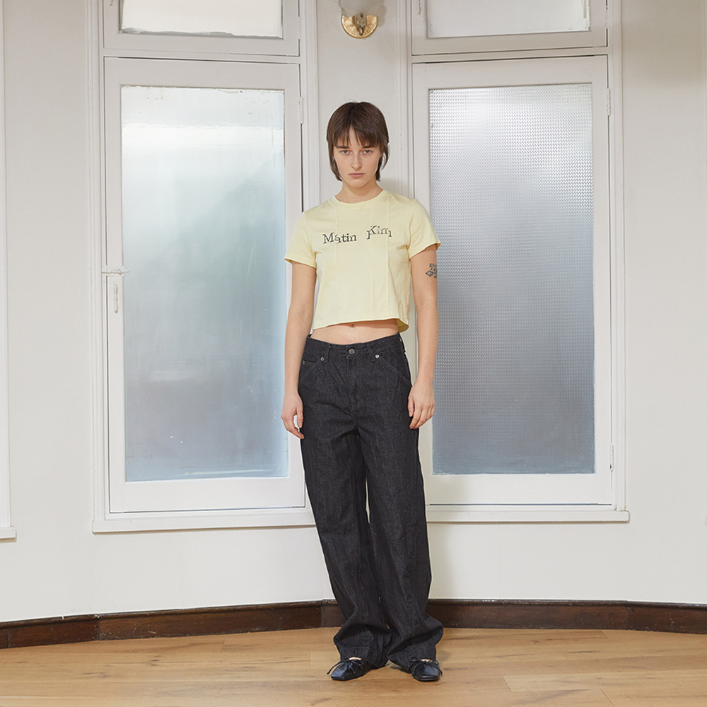 UNBALANCE TYPO LOGO CROP TOP IN KHAKI - 감도 깊은 취향