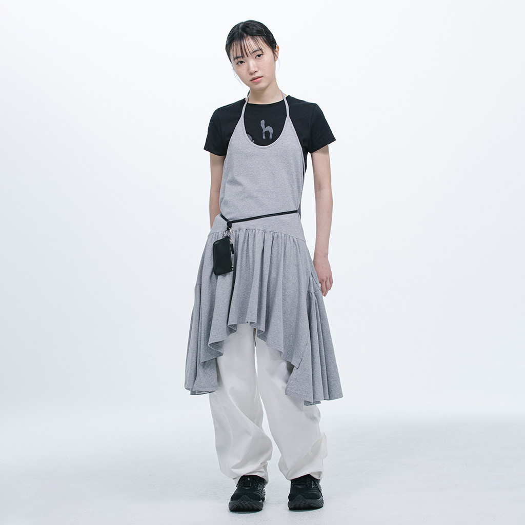 韓国商品/TREMINGBIRD Apron Pleated One-piece Apron Pleated One-piece [ Black ] - 감도 깊은 취향 셀렉트샵 29CM