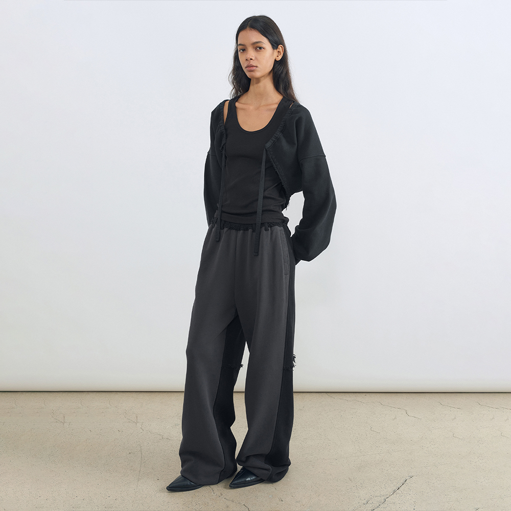 【Gimmetheyoung】G_HALF SHERPA LEATHER PANTS CHARCOAL G_HALF SHERPA LEATHER PANTS / CHARCOAL [Restock] - 감도 깊은