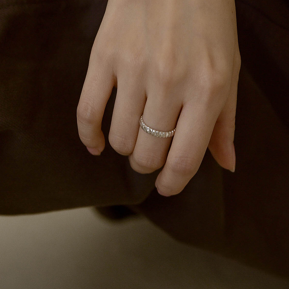 [韓国人気ジュエリー] Rough Textured Wish Ring Silver Rough Textured Wish Ring Silver - 감도 깊은 취향 셀렉트샵 29CM