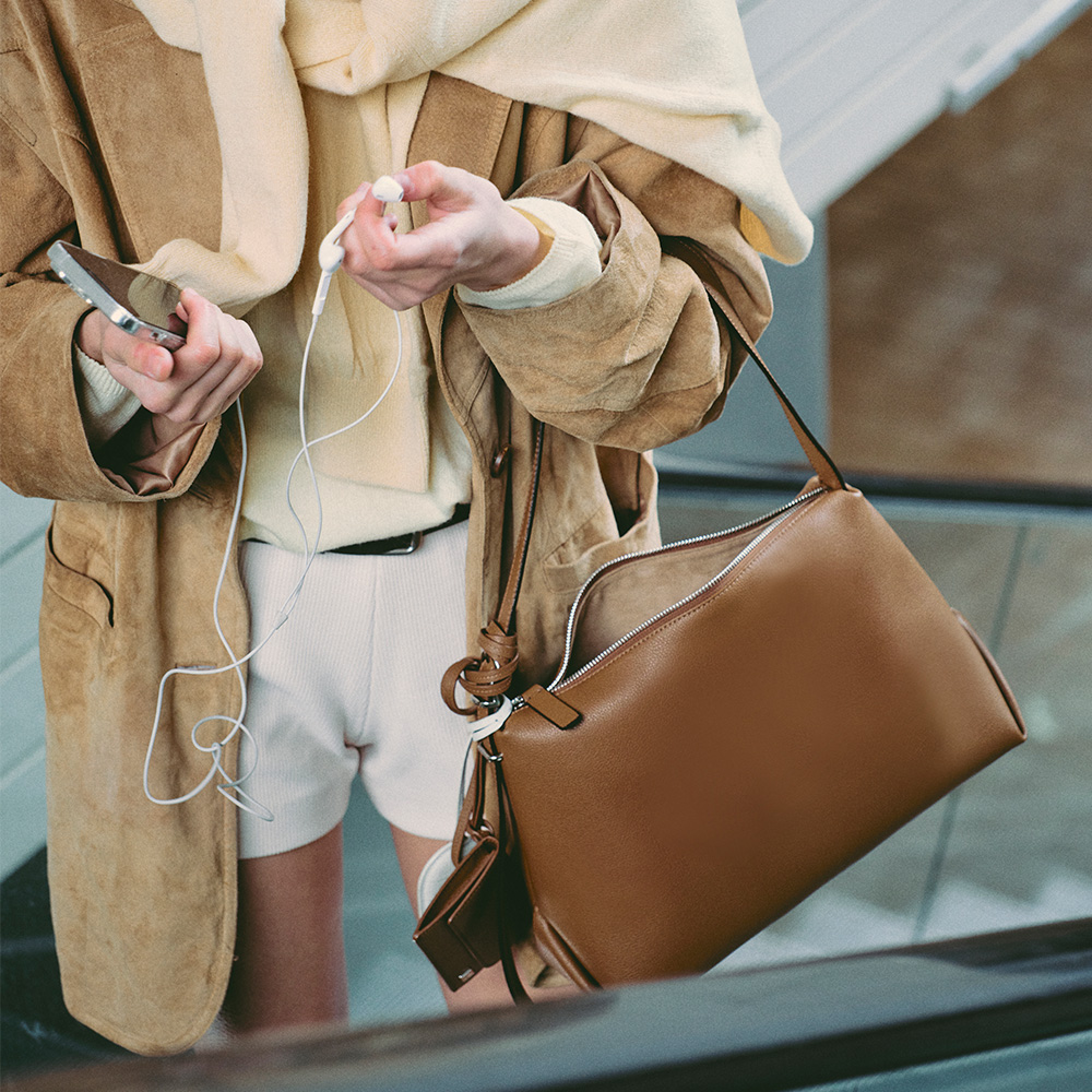 VAN ROHE] RENAI shoulder Medium Suede bag