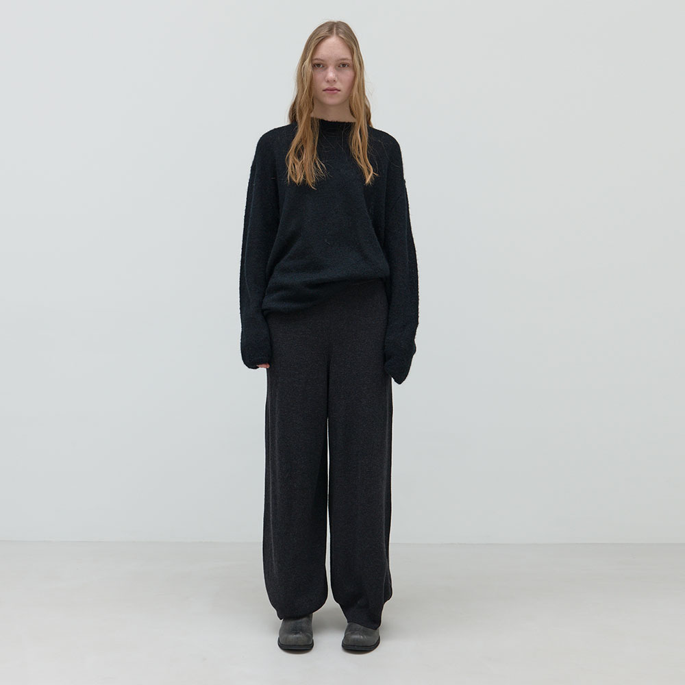 【Gimmetheyoung】G_HALF SHERPA LEATHER PANTS CHARCOAL G_HALF SHERPA LEATHER PANTS / CHARCOAL [Restock] - 감도 깊은