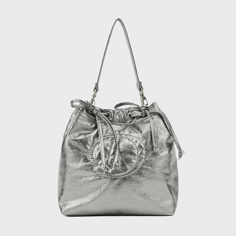 D STITCH PADDING MINI BAG IN SILVER - 감도 깊은 취향 셀렉트